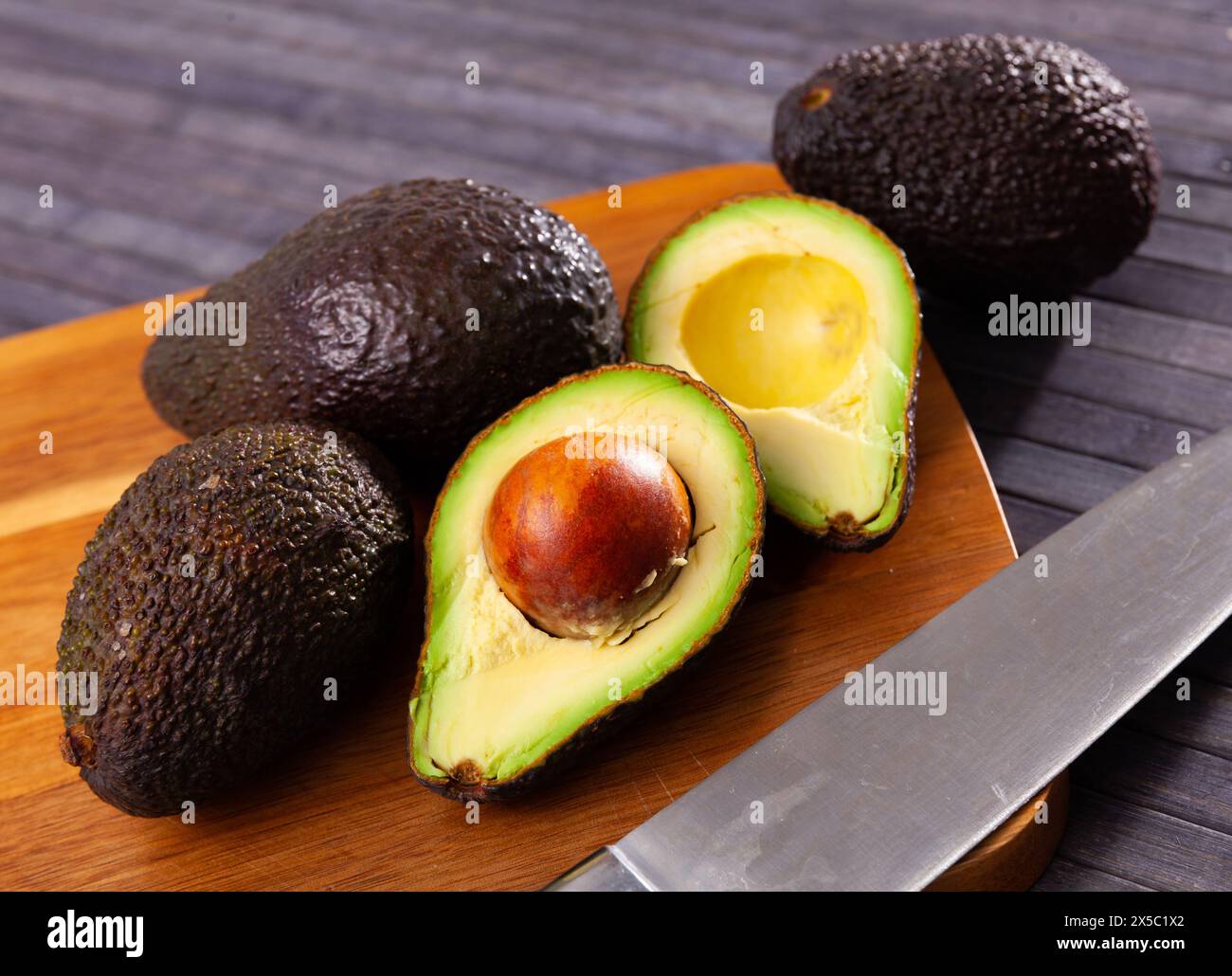 Avocados auf Holzbrett Stockfoto