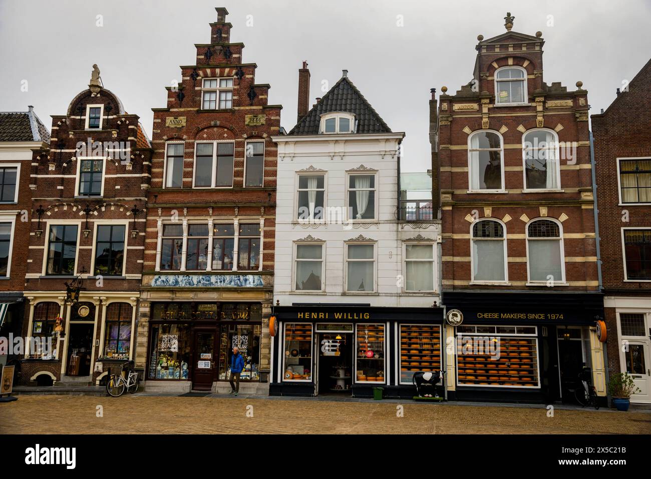 Porzellan- und Käseläden in der niederländischen Stadt Delft, Amsterdam, Niederlande. Stockfoto