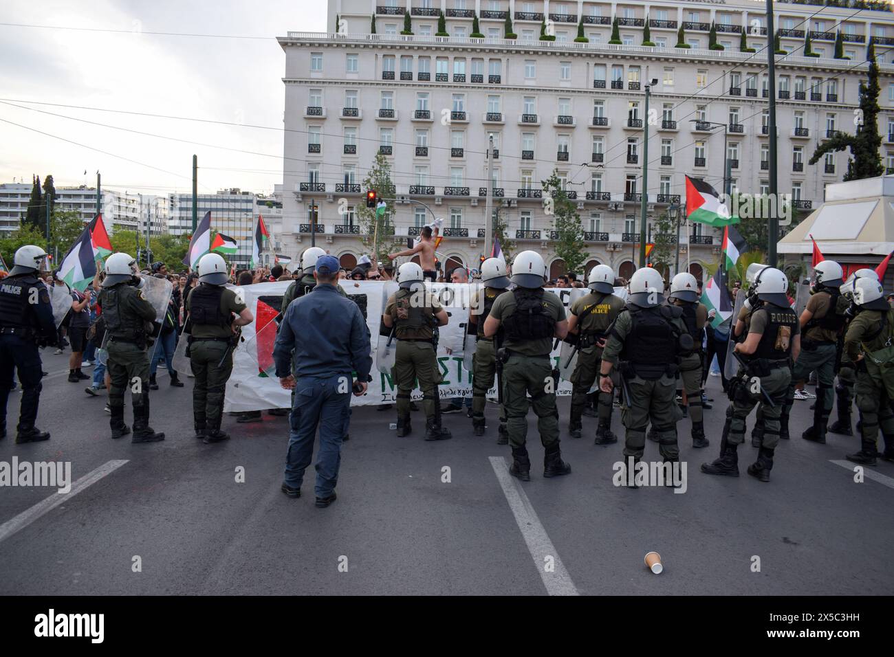 Athen, Griechenland. Mai 2024. Demonstranten mit Banner und palästinensischen Fahnen rufen während einer pro-palästinensischen Demonstration gegen israelische Aktionen in Rafah Slogans gegen die Polizei von Riot. (Kreditbild: © Dimitris Aspiotis/Pacific Press via ZUMA Press Wire) NUR REDAKTIONELLE VERWENDUNG! Nicht für kommerzielle ZWECKE! Stockfoto