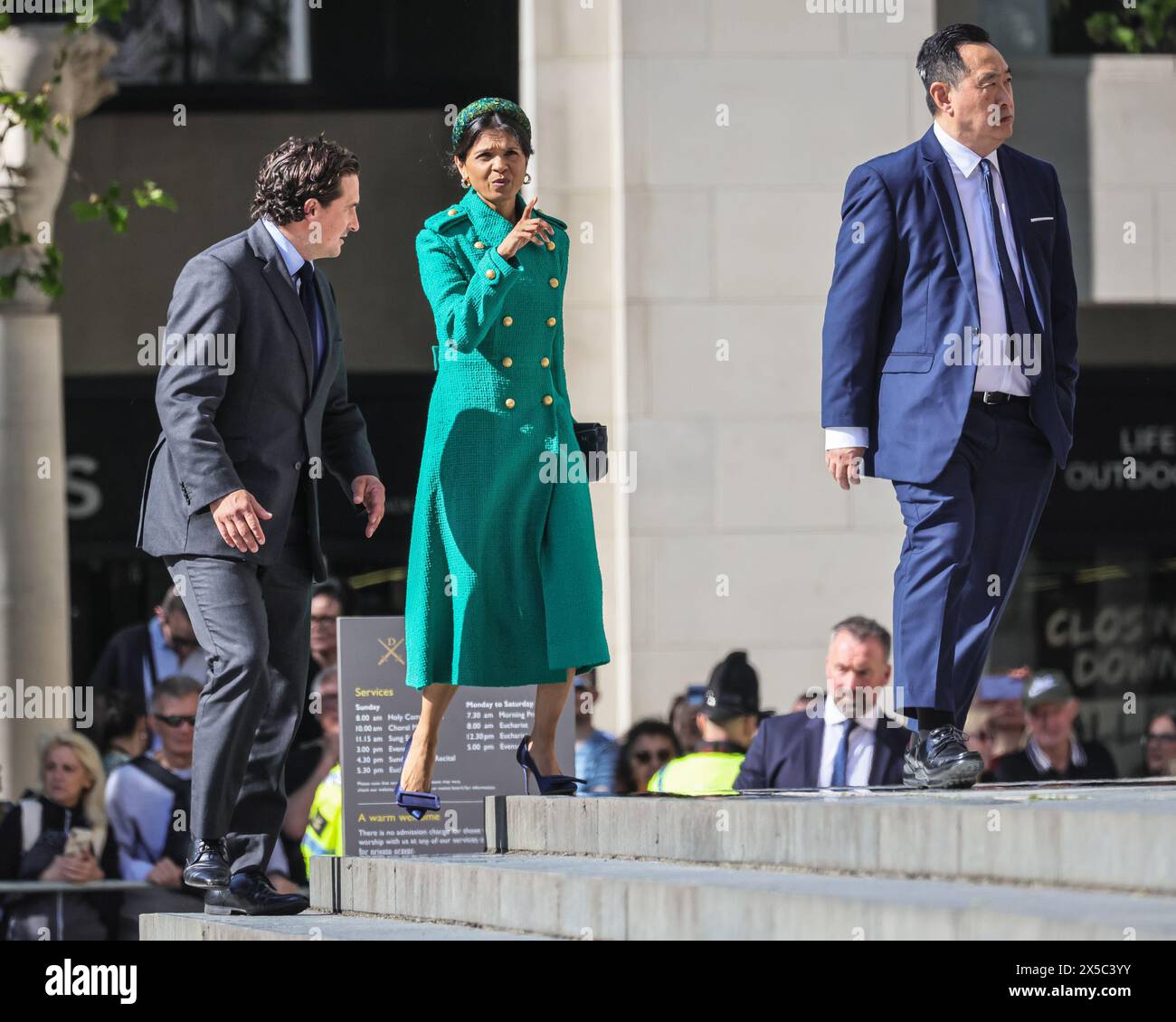 London, Großbritannien. Mai 2024. Akshata Murthy, Ehefrau von Premierminister Rishi Sunak, und Johnny Mercer, Parlamentsabgeordneter, Staatsminister und Minister für Veteranenangelegenheiten im Kabinettsbüro, kommen zusammen und verlassen zusammen, während sie an den Invictus Games zum 10-jährigen Jubiläum der Danksagung in der St. Paul's Cathedral teilnehmen. Quelle: Imageplotter/Alamy Live News Stockfoto