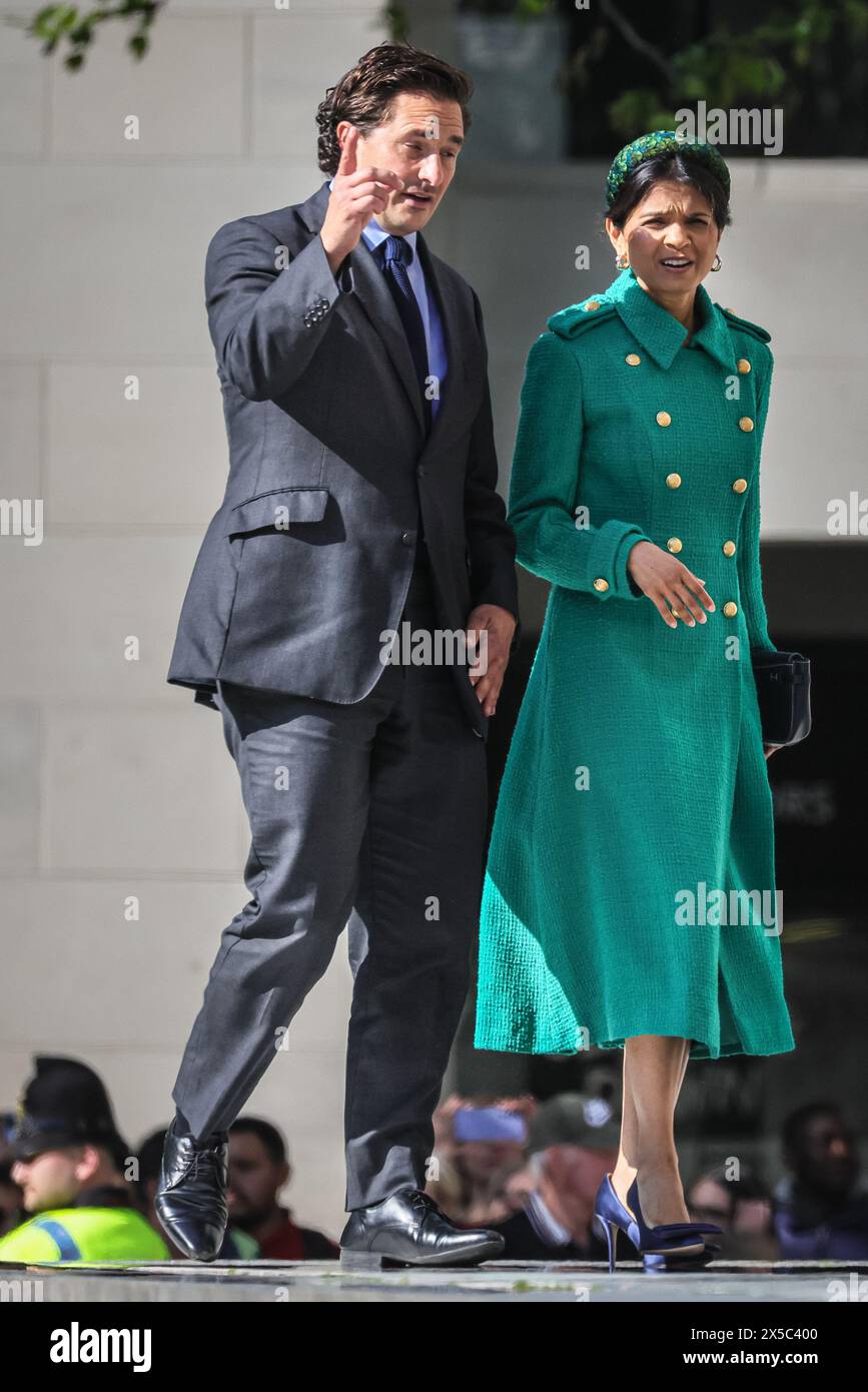 London, Großbritannien. Mai 2024. Akshata Murthy, Ehefrau von Premierminister Rishi Sunak, und Johnny Mercer, Parlamentsabgeordneter, Staatsminister und Minister für Veteranenangelegenheiten im Kabinettsbüro, kommen zusammen und verlassen zusammen, während sie an den Invictus Games zum 10-jährigen Jubiläum der Danksagung in der St. Paul's Cathedral teilnehmen. Quelle: Imageplotter/Alamy Live News Stockfoto