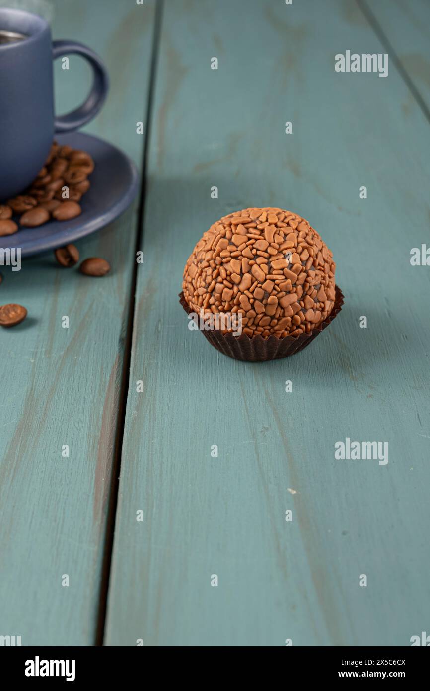 Brasilianischer Fudge Ball, traditionelles brasilianisches Süßes, neben Tasse und Kaffeebohnen 5. Stockfoto