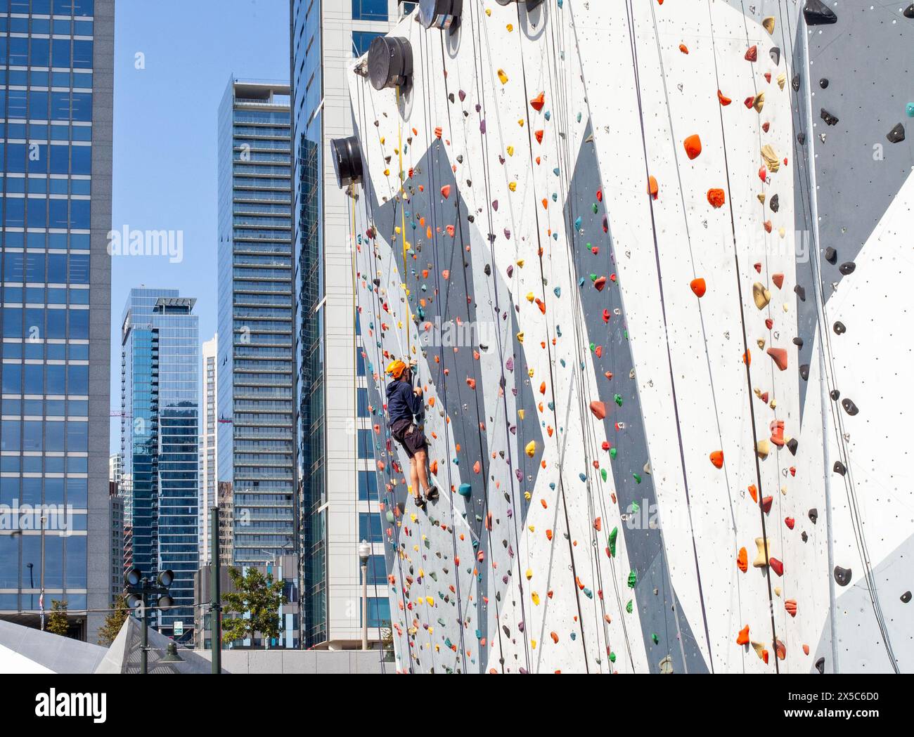 Ein Kletterer klettert an der Seite eines Gebäudes in Chicago, Illinois, USA. Stockfoto
