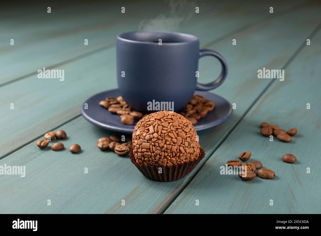 Brasilianischer Fudge Ball, traditionelles brasilianisches Süßes, neben Tasse und Kaffeebohnen 8. Stockfoto