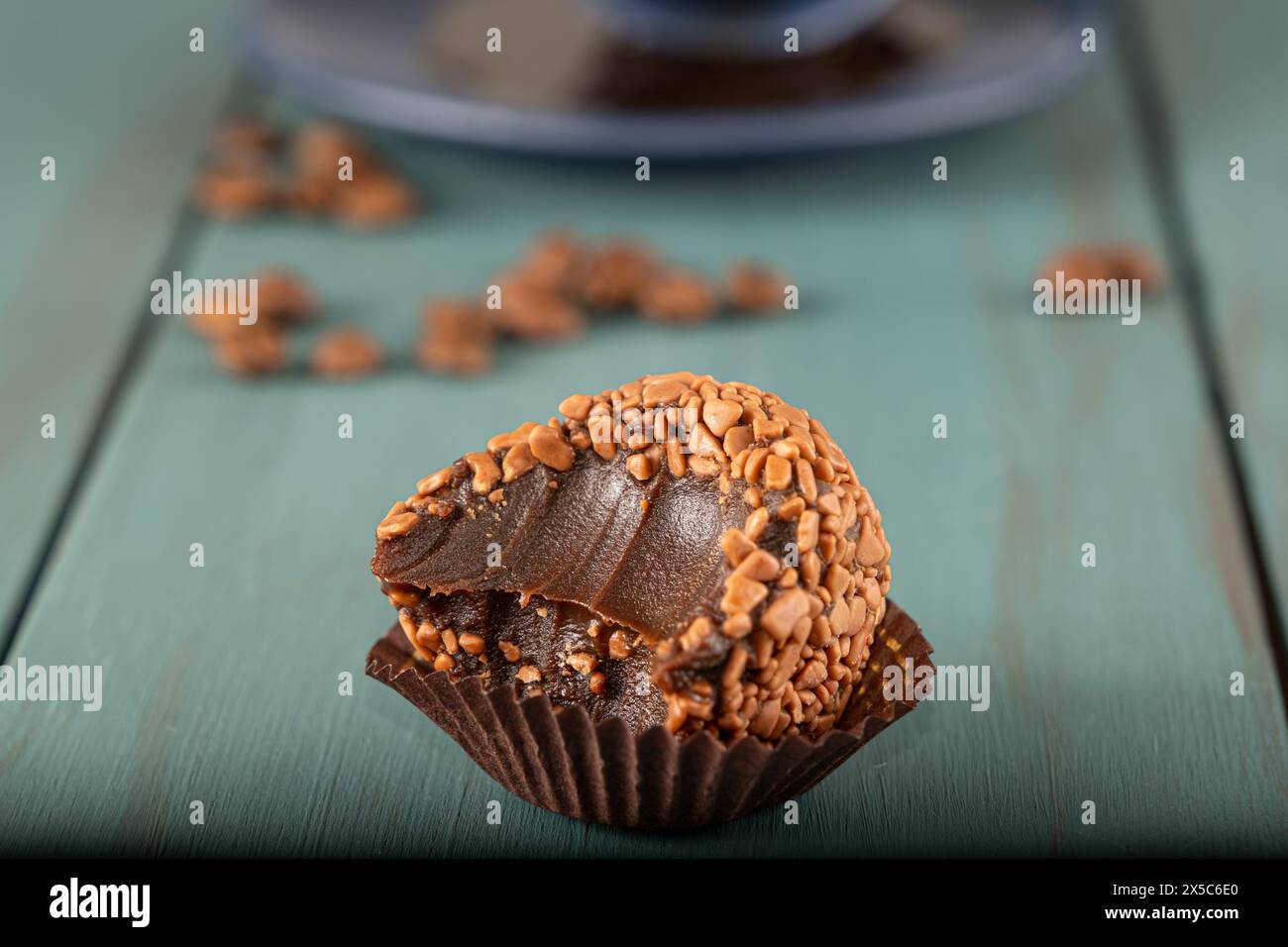 Brasilianischer Fudge Ball, traditionelles brasilianisches Süßes, neben Tasse und Kaffeebohnen 15. Stockfoto