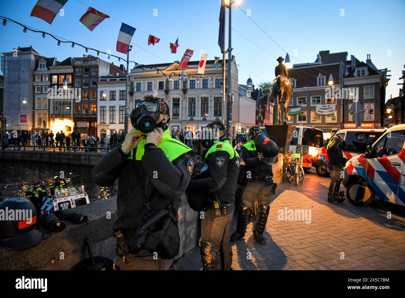 Amsterdam, Niederlande. 8. Mai 2024. Die Polizei beendete die Besetzung der UVA, aber der Protest ging weiter auf den Straßen. Einige Demonstranten wurden gewalttätig, und die Polizei hat die Straße frei gemacht. Credit: Pmvfoto/Alamy Live News Stockfoto