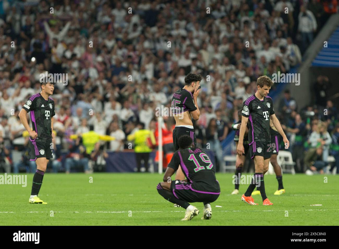 MADRID, SPANIEN - 8. MAI: Spieler der Bayern Mnchen enttäuscht nach dem Halbfinalspiel der UEFA CHAMPIONS LEAGUE 2023/24 zwischen Real Madrid und FC Bayern Mnchen im Santiago Bernabeu Stadion. Guille Martinez/AFLO/Alamy Live News Stockfoto