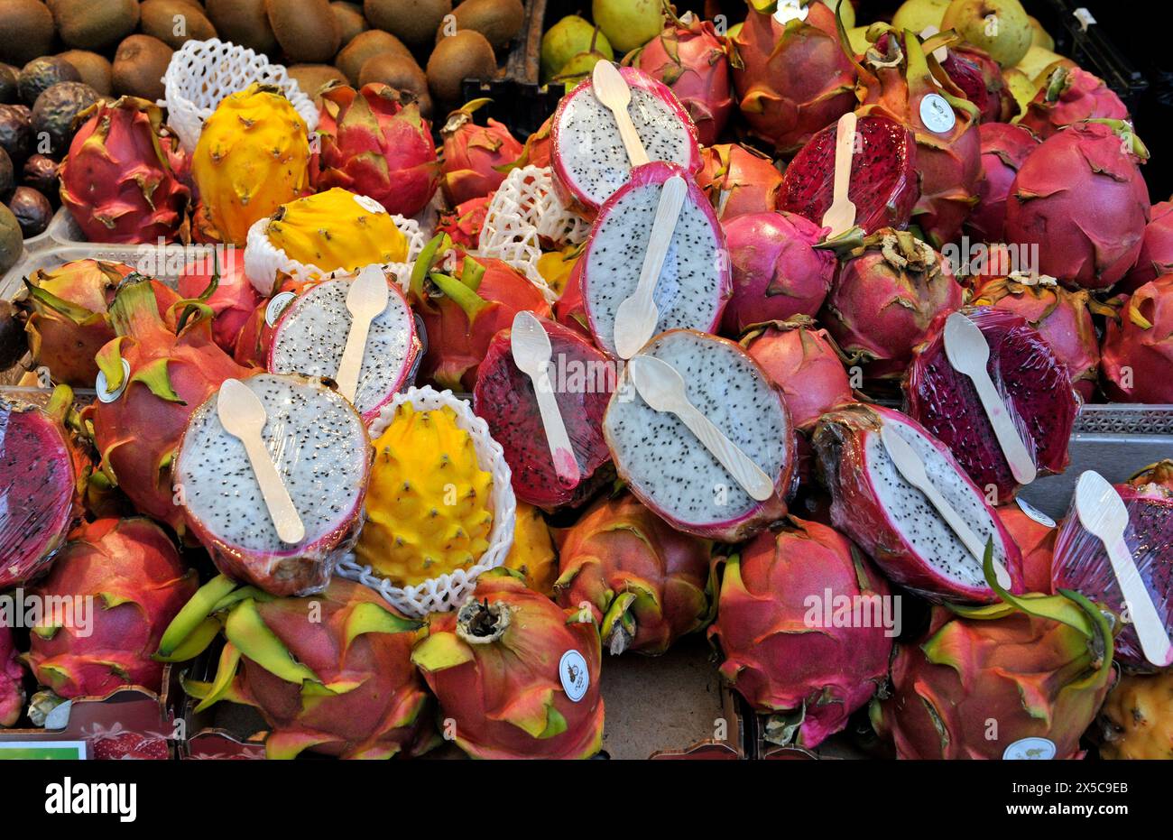 Bunte Obstpräsentation auf dem Bolhao Markt in Porto, Portugal, Europa Stockfoto
