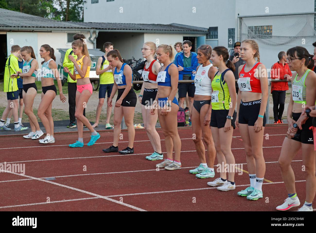 08.05.2024 Leichtathletik 1. Abendsportfest im TSV Stadion von TSV Pfungstadt 1500m Lauf Damen am Start mit Startnummer 180 GESA FELICITAS KRAUSE (Silvesterlauf Trier) Siegerin Gewinnerin x Nr 244 KONSTANZE KLOSTERHALFEN (TSV Bayer 04 Leverkusen) (Foto: Peter Henrich) Stockfoto