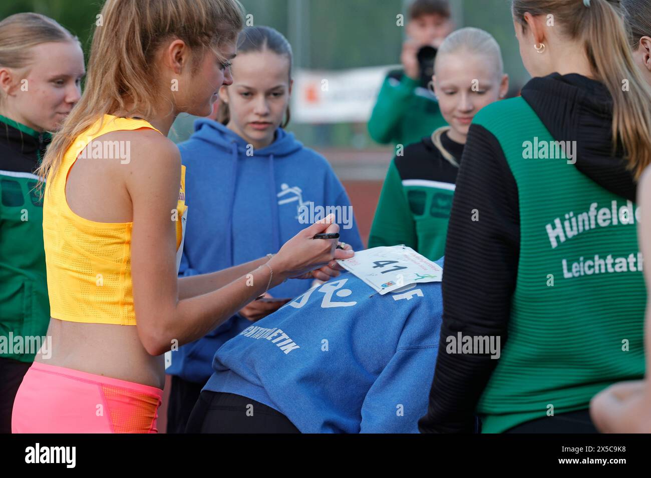 08.05.2024 Leichtathletik 1. Abendsportfest im TSV Stadion von TSV Pfungstadt 1500m Lauf Damen im Ziel Nr 244 KONSTANZE KLOSTERHALFEN (TSV Bayer 04 Leverkusen) beim Signieren x Autogramm geben (Foto: Peter Henrich) Stockfoto