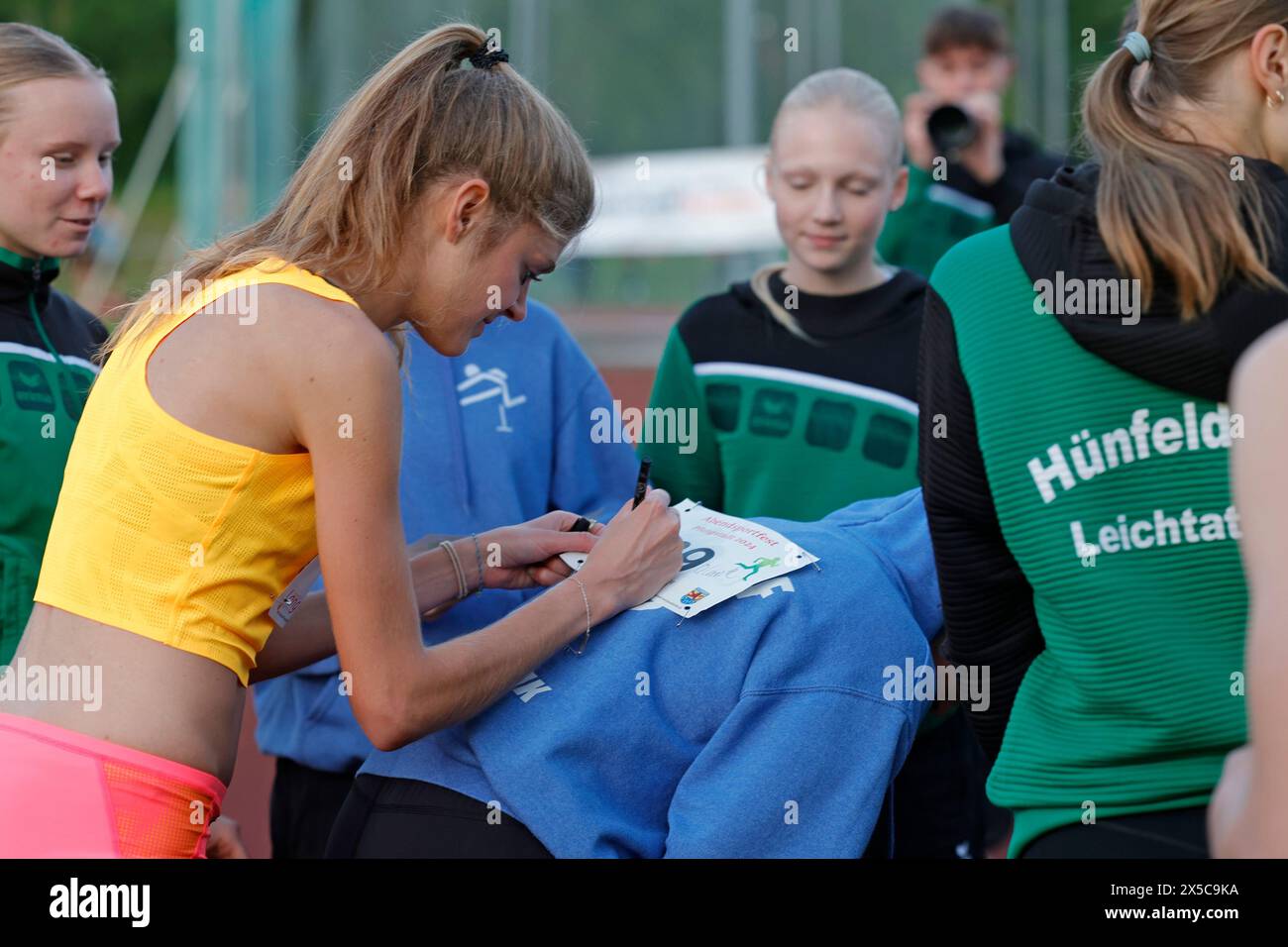 08.05.2024 Leichtathletik 1. Abendsportfest im TSV Stadion von TSV Pfungstadt 1500m Lauf Damen im Ziel Nr 244 KONSTANZE KLOSTERHALFEN (TSV Bayer 04 Leverkusen) beim Signieren x Autogramm geben (Foto: Peter Henrich) Stockfoto