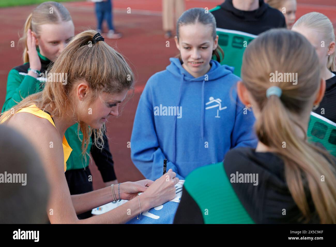 08.05.2024 Leichtathletik 1. Abendsportfest im TSV Stadion von TSV Pfungstadt 1500m Lauf Damen im Ziel Nr 244 KONSTANZE KLOSTERHALFEN (TSV Bayer 04 Leverkusen) beim Signieren x Autogramm geben (Foto: Peter Henrich) Stockfoto