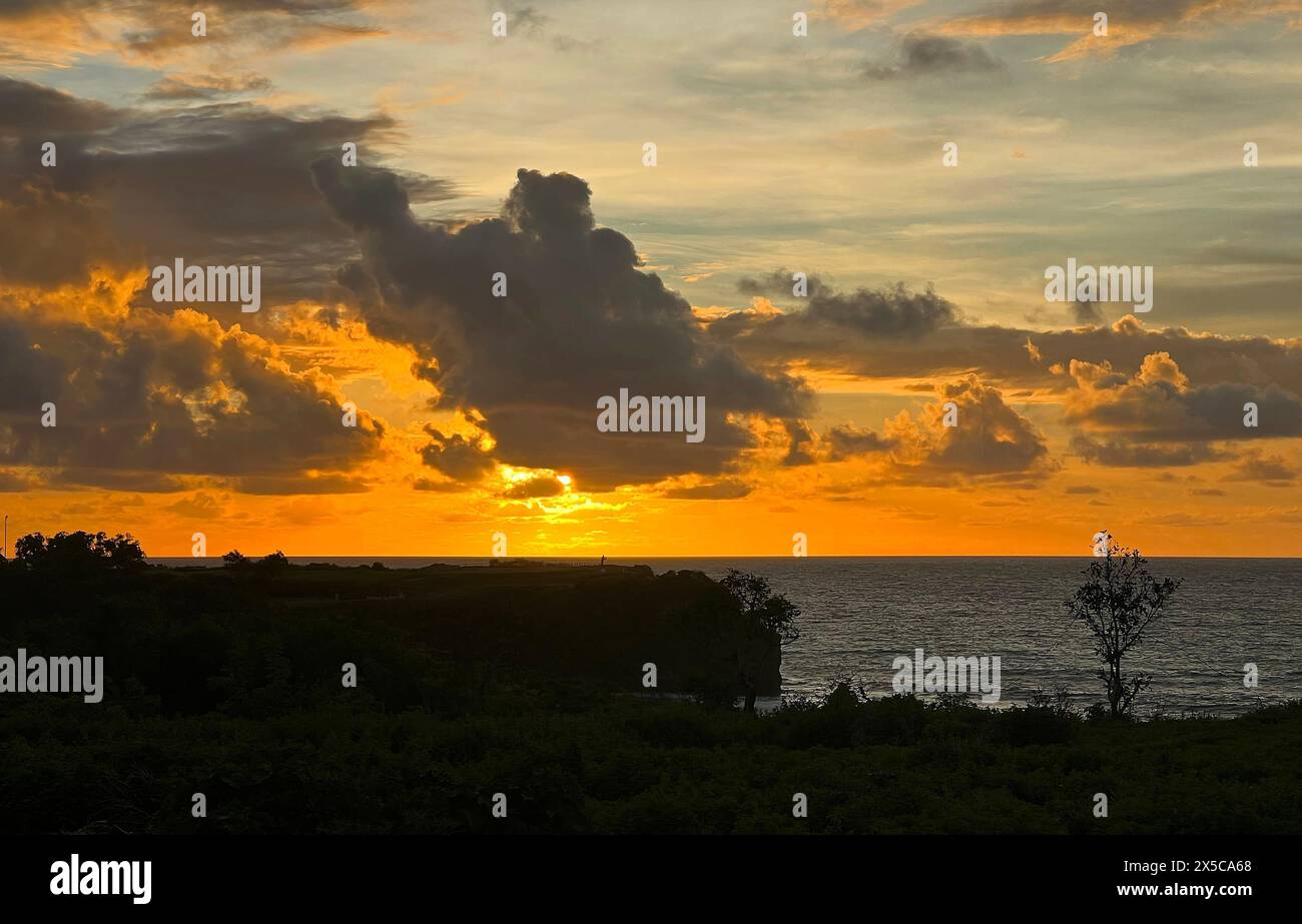 Sonnenuntergang hinter Wolken - Bali, Indonesien Stockfoto