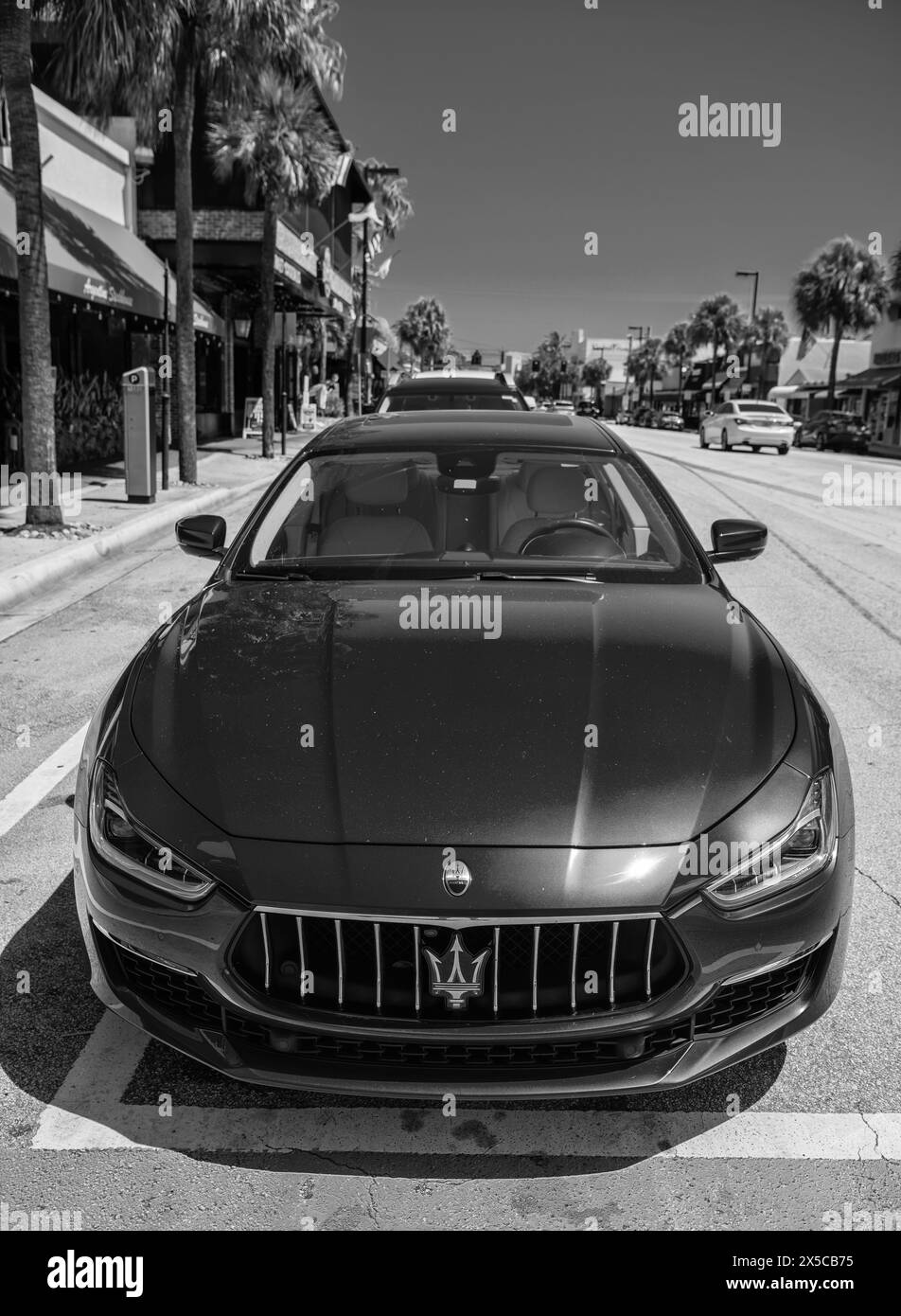 Miami, Florida, USA - 25. März 2023: Rotes 2016 Maserati Ghibli S Q4 geparktes Auto, Draufsicht Stockfoto