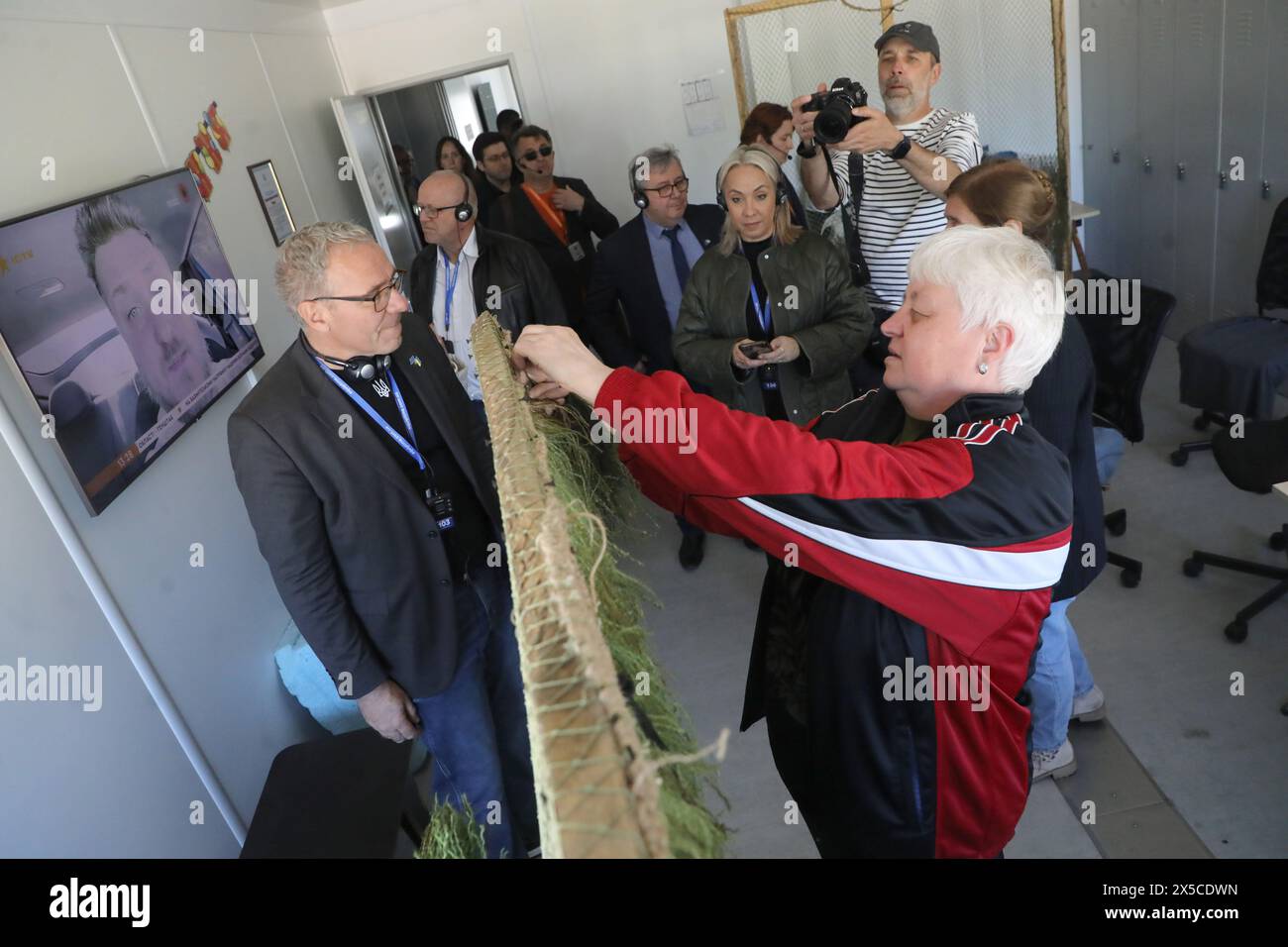 KIEW REGION, UKRAINE - 08. MAI 2024 - Mitglieder einer ausländischen Delegation besuchen eine modulare Stadt im Rahmen des Internationalen Gipfels der Städte und Regionen, Borodianka, Region Kiew, nördliche Ukraine Stockfoto