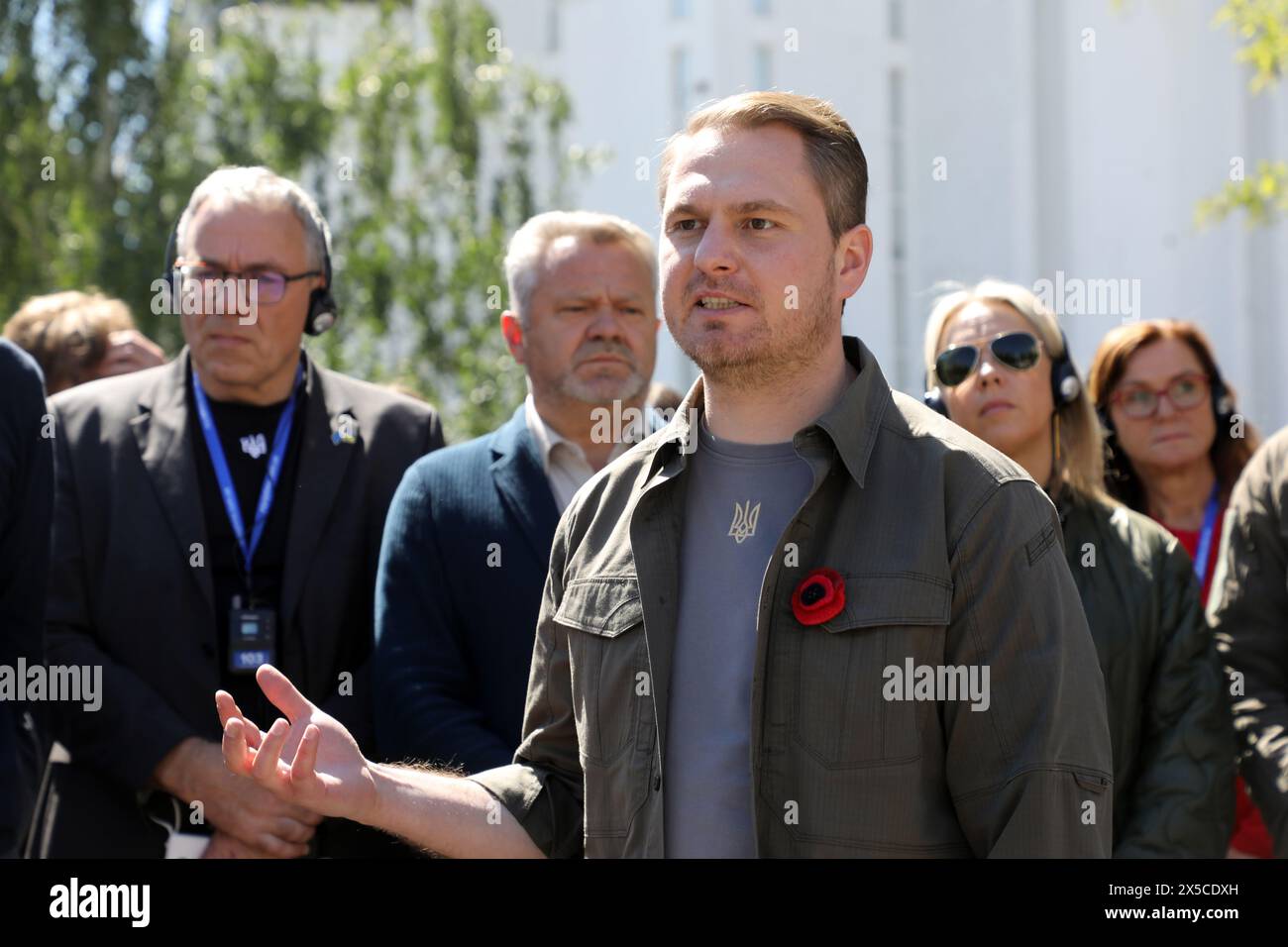 KIEW REGION, UKRAINE - 08. MAI 2024 - Mitglieder einer ausländischen Delegation besuchen Bucha im Rahmen des Internationalen Gipfels der Städte und Regionen, Bucha, Kiew Region, Nord-Ukraine Stockfoto