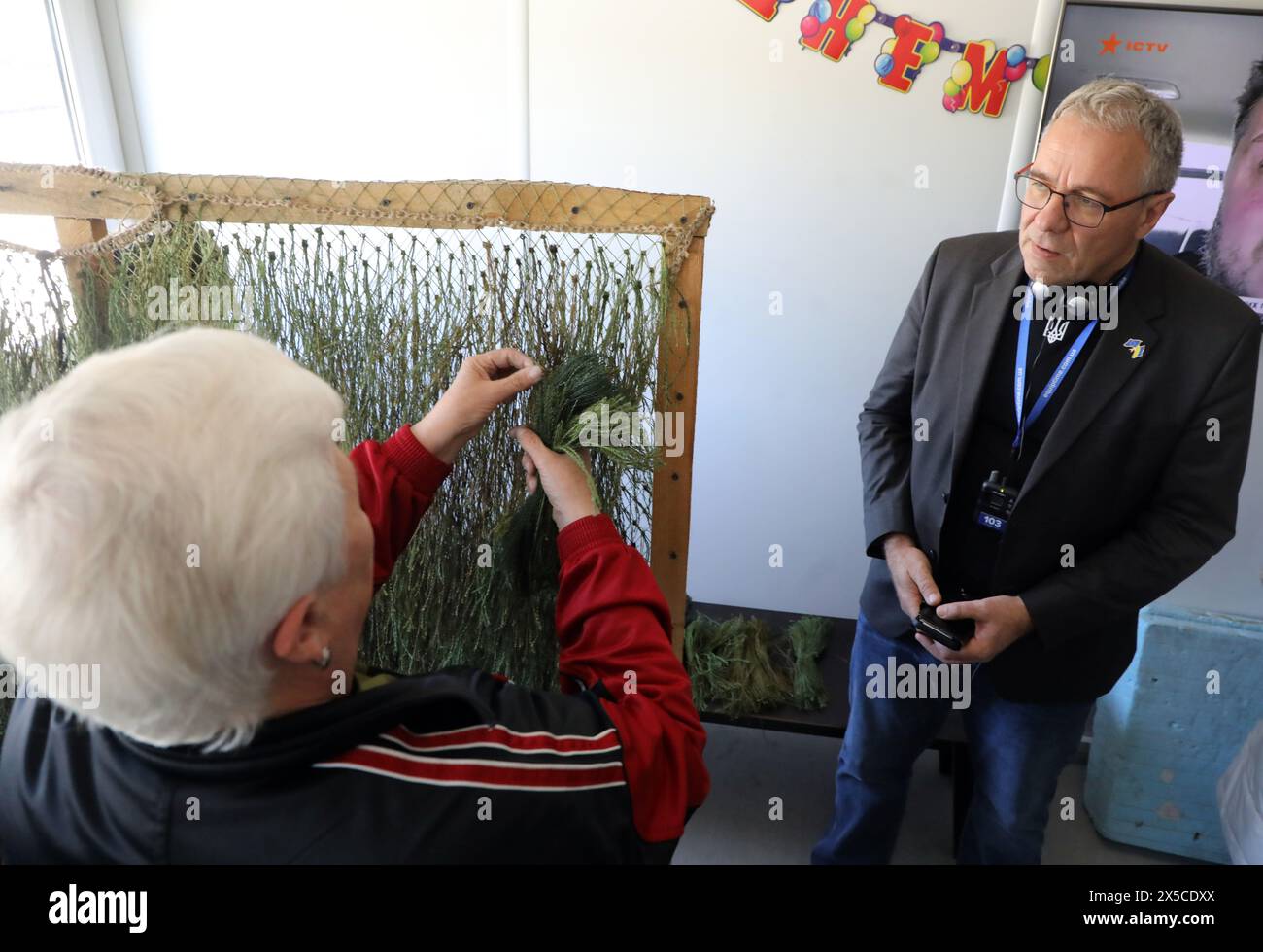 KIEW REGION, UKRAINE - 08. MAI 2024 - Mitglied einer ausländischen Delegation, die Borodianka im Rahmen des Internationalen Gipfels der Städte und Regionen besucht hat, Borodianka, Region Kiew, nördliche Ukraine Stockfoto