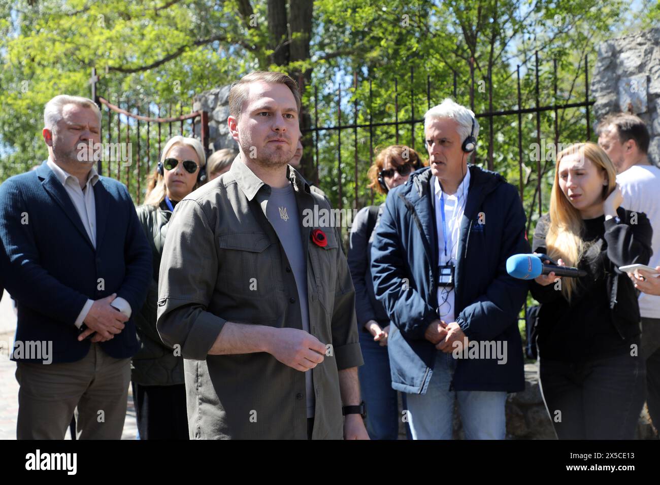 KIEW REGION, UKRAINE - 08. MAI 2024 - Mitglieder einer ausländischen Delegation besuchen Bucha im Rahmen des Internationalen Gipfels der Städte und Regionen, Bucha, Kiew Region, Nord-Ukraine Stockfoto