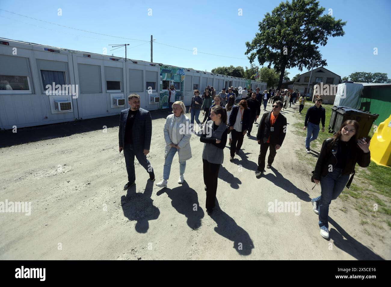 KIEW REGION, UKRAINE - 08. MAI 2024 - Mitglieder einer ausländischen Delegation besuchen eine modulare Stadt im Rahmen des Internationalen Gipfels der Städte und Regionen, Borodianka, Region Kiew, nördliche Ukraine Stockfoto