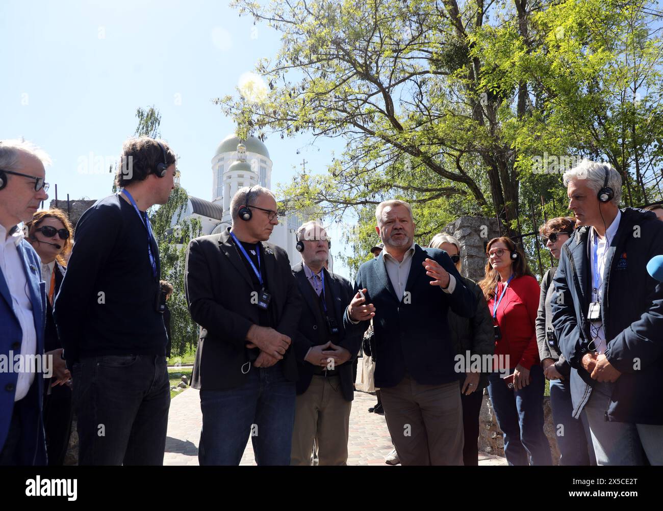 KIEW REGION, UKRAINE - 08. MAI 2024 - Mitglieder einer ausländischen Delegation besuchen Bucha im Rahmen des Internationalen Gipfels der Städte und Regionen, Bucha, Kiew Region, Nord-Ukraine Stockfoto