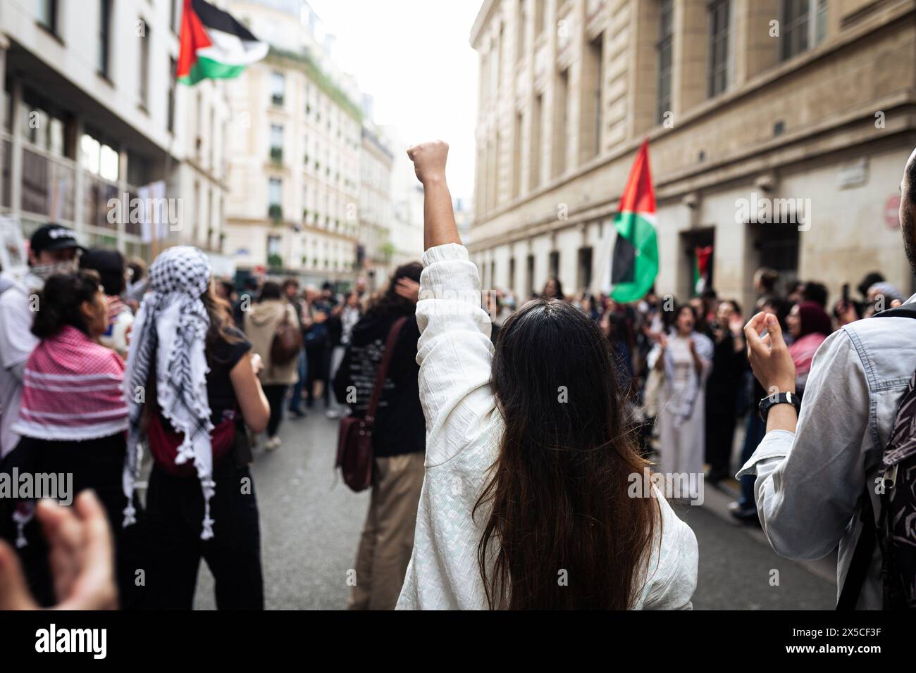 Paris, Frankreich. Mai 2024. Eine junge Frau hält während des propalästinensischen Protestes an der Sorbonne ihre Faust hoch. Es kam zu neuen Spannungen zwischen der Polizei und propalästinensischen Demonstranten vor der Universität Sorbonne in Paris, nachdem einige Studenten in ein Amphitheater eingedrungen und blockiert hatten. Quelle: SOPA Images Limited/Alamy Live News Stockfoto