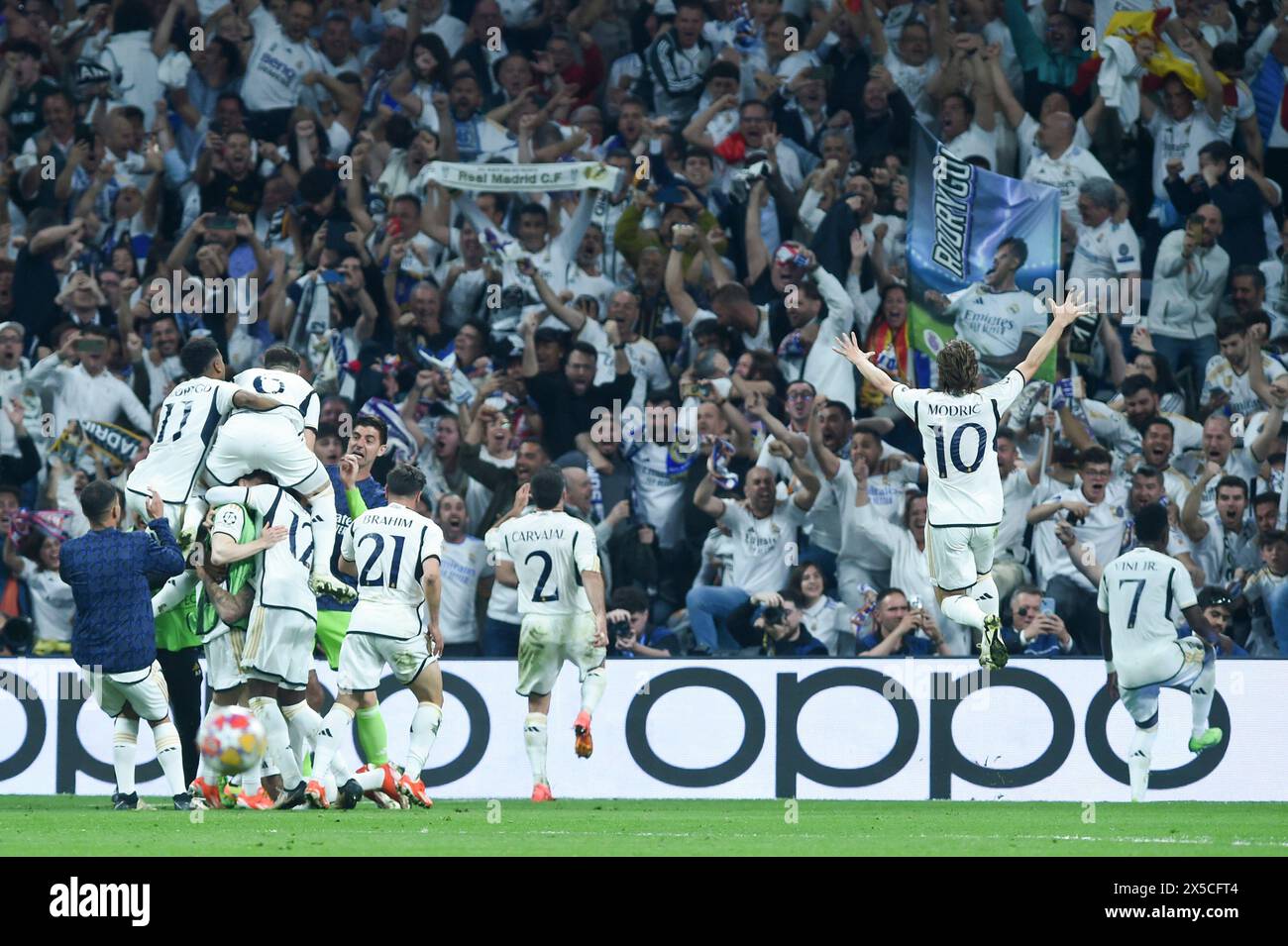 Madrid, Spanien. Mai 2024. Die Spieler von Real Madrid feiern das Ergebnis im zweiten Legspiel der UEFA Champions League zwischen Real Madrid und Bayern München im Santiago Bernabeu Stadion in Madrid, Spanien, am 8. Mai 2024. Gustavo Valiente/Xinhua/Alamy Live News Stockfoto