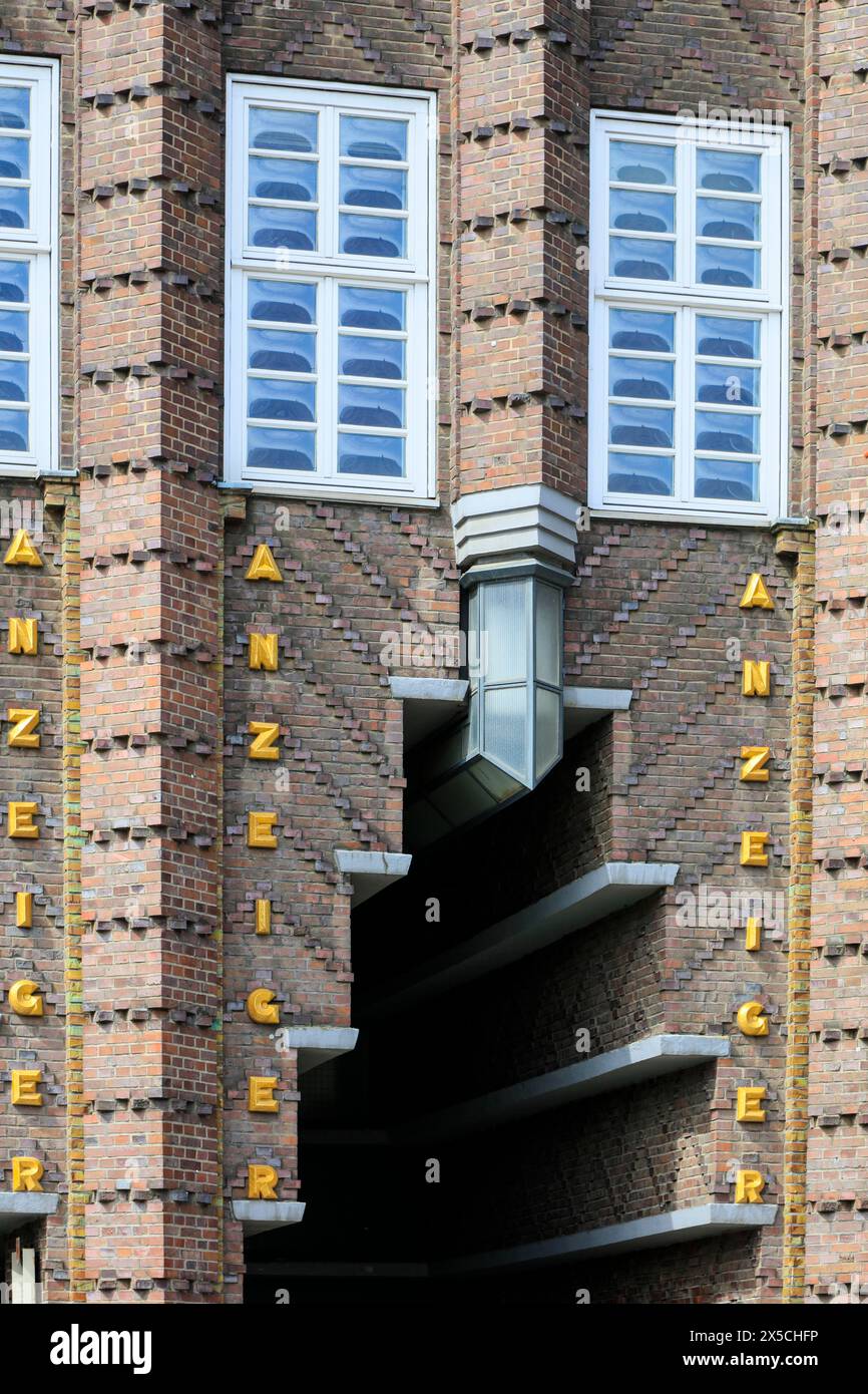 Anzeiger Hochhaus im Backsteinexpressionismus-Stil, eines der ersten Hochhäuser im Deutschen Reich und U-Bahnhof Steintor, Staat Stockfoto