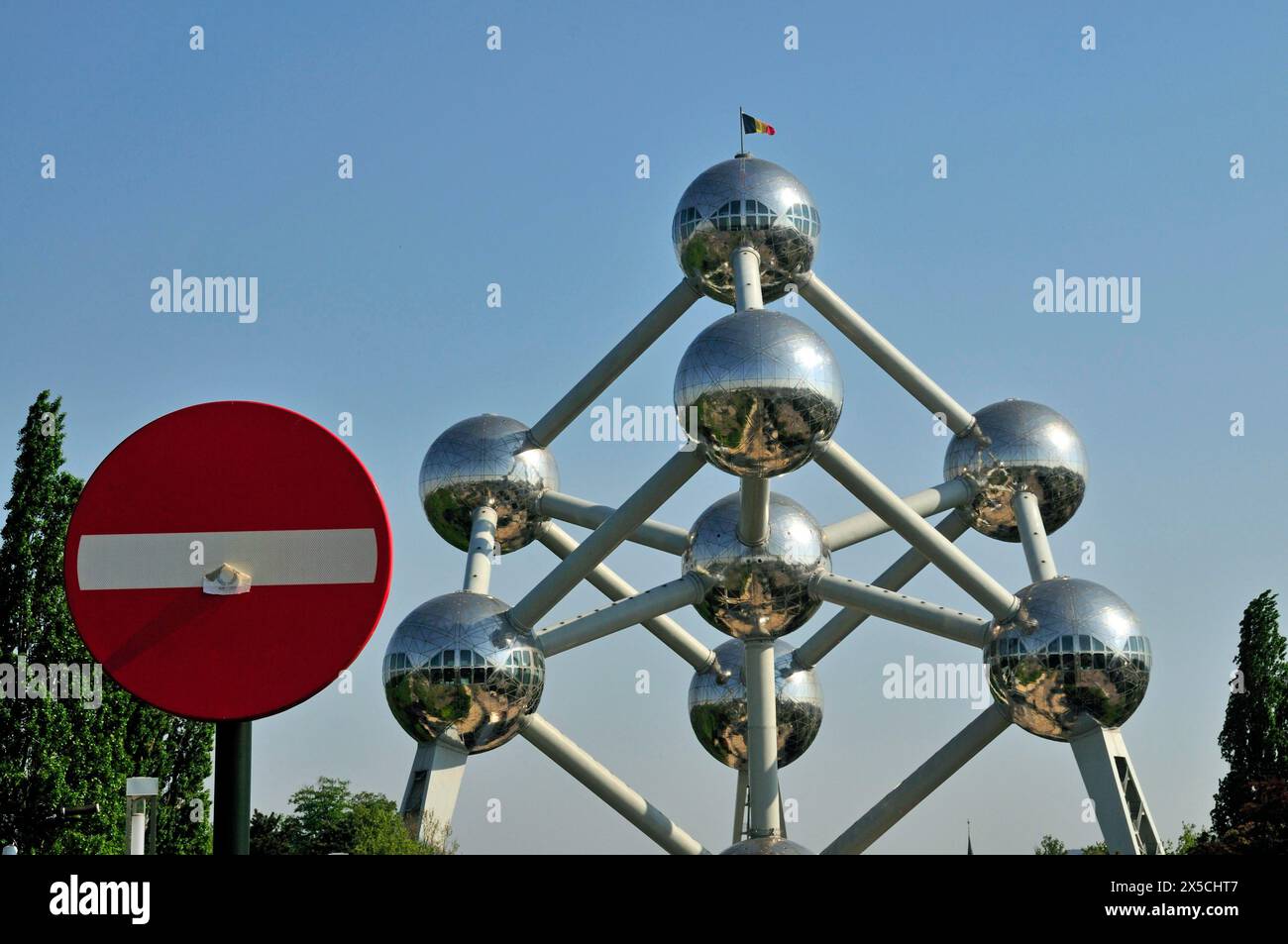 Atomium, das 1958 für die Weltausstellung gebaut wurde, verwendet neun Atome, um die körperzentrierte kubische Elementarzelle einer Eisenkristallstruktur darzustellen Stockfoto