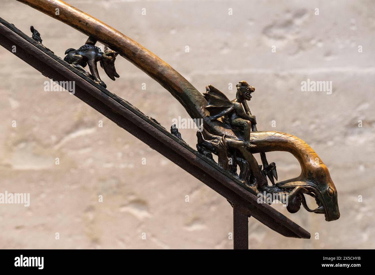 Metallfiguren auf dem Geländer, das zur Galerie im Naumburger Dom, Sachsen-Anhalt, führt Stockfoto