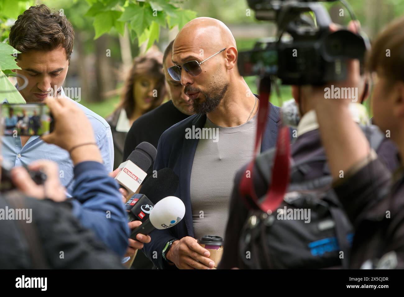 Bukarest, Rumänien. 8. Mai 2024: Andrew Tate (C) und sein Bruder Tristan Tate (nicht im Bild) verlassen den Bukarester Hof. Quelle: Lucian Alecu/Alamy Live News Stockfoto