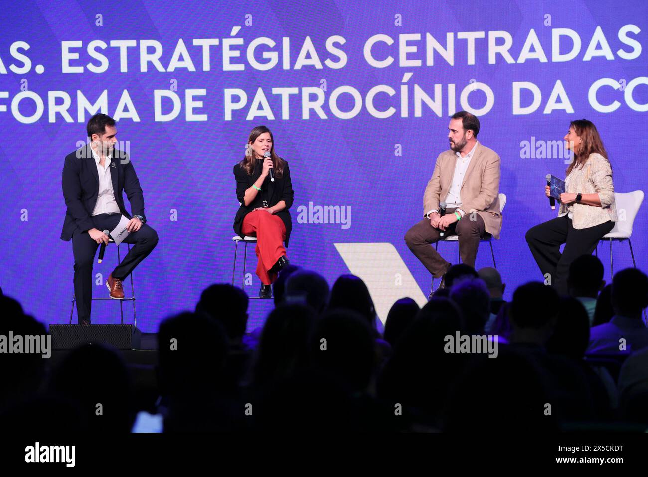 Sao Paulo, Sao Paulo, Brasilien. Mai 2024. Sao Paulo (SP), 08/2024 Ã¢â‚¬' EVENT/SPORTS/SUMMIT/SP Ã¢â‚¬' Panel Ã¢â‚¬Å”Brands. Fanorientierte Strategien zur Förderung von CONMEBOL platformÃ¢â‚¬Â, unter Beteiligung von Yeray Romera Troya, Leiter der Fußballpartnerschaften Ã¢â‚¬' Latam - EA Sports, Felipe Garcia, kaufmännischer Leiter der Vereinswettbewerbe bei CONMEBOL, und Daniella Simionato, Leiterin der Medien und Sponsoring von Latam - Mercado Livre, mit Moderation Maria Barbera, Vizepräsidentin für Marketing und Vertrieb beim FC Diez Media, bei der 2. Ausgabe des Sports Summit Sao Paulo 2024, A ME Stockfoto