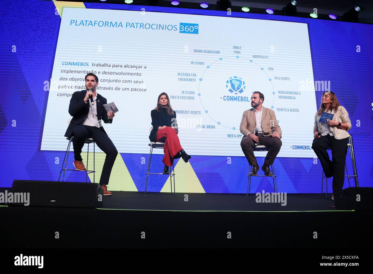 Sao Paulo, Sao Paulo, Brasilien. Mai 2024. Sao Paulo (SP), 08/2024 Ã¢â‚¬' EVENT/SPORTS/SUMMIT/SP Ã¢â‚¬' Panel Ã¢â‚¬Å”Brands. Fanorientierte Strategien zur Förderung von CONMEBOL platformÃ¢â‚¬Â, unter Beteiligung von Yeray Romera Troya, Leiter der Fußballpartnerschaften Ã¢â‚¬' Latam - EA Sports, Felipe Garcia, kaufmännischer Leiter der Vereinswettbewerbe bei CONMEBOL, und Daniella Simionato, Leiterin der Medien und Sponsoring von Latam - Mercado Livre, mit Moderation Maria Barbera, Vizepräsidentin für Marketing und Vertrieb beim FC Diez Media, bei der 2. Ausgabe des Sports Summit Sao Paulo 2024, einem Meetin Stockfoto