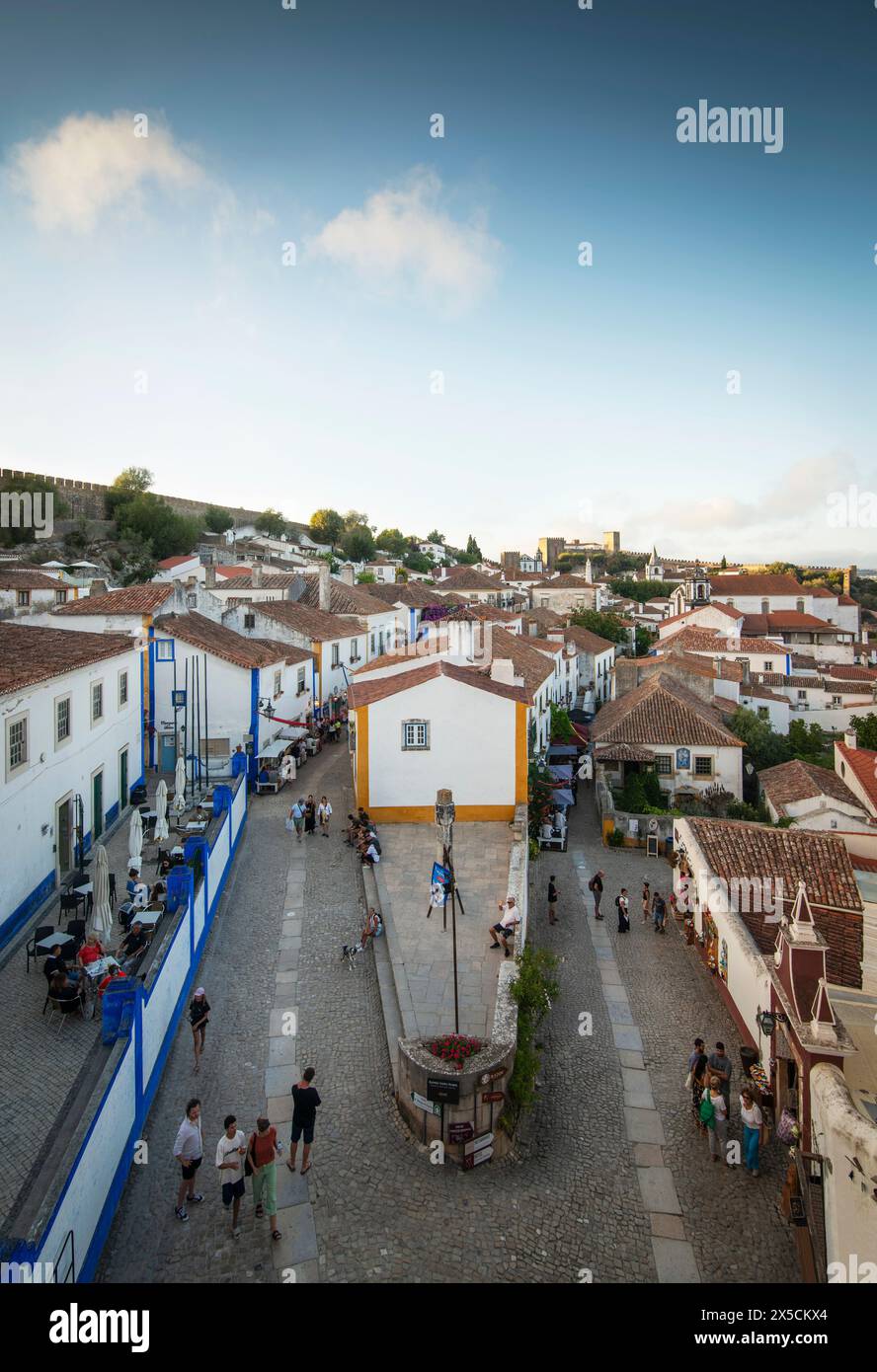 Óbidos, Portugal. Blick nach Norden über den Padrao Camoniano Platz vom Porta da Vila (doppelwandiges Südtor). Die Straße links ist Rua Direita und Rua Josefa de Obidos auf der rechten Seite. Die mittelalterliche Stadt, die seit 308 v. Chr. bewohnt wurde, ist eine der am besten erhaltenen klassischen Mauersiedlungen Portugals mit einer heutigen Bevölkerung von über 3.000 Einwohnern, 100 km nördlich der portugiesischen Hauptstadt Lissabon an der Atlantikküste. Stockfoto