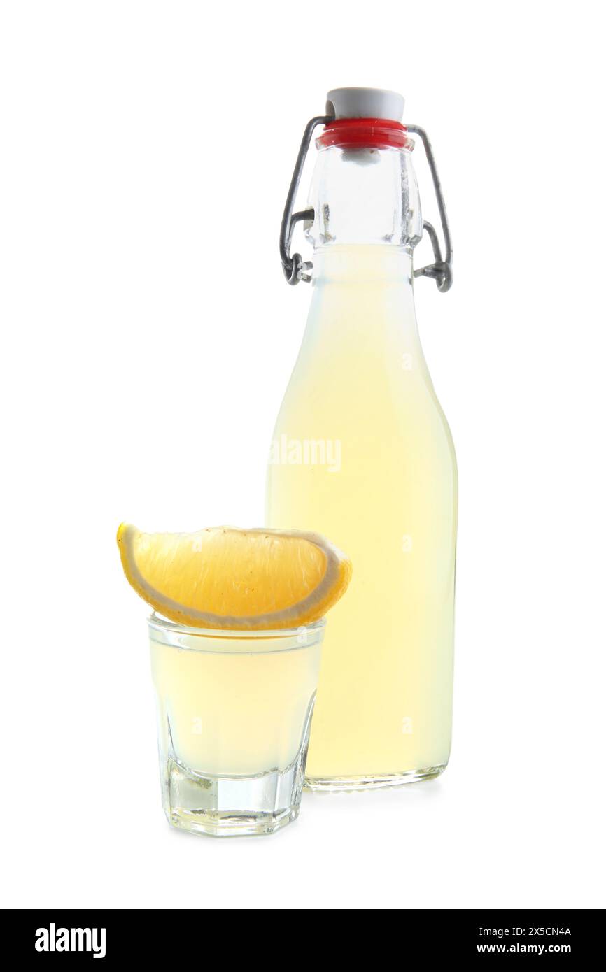 Flasche und Schuss von leckerem Limoncello auf weißem Hintergrund Stockfoto