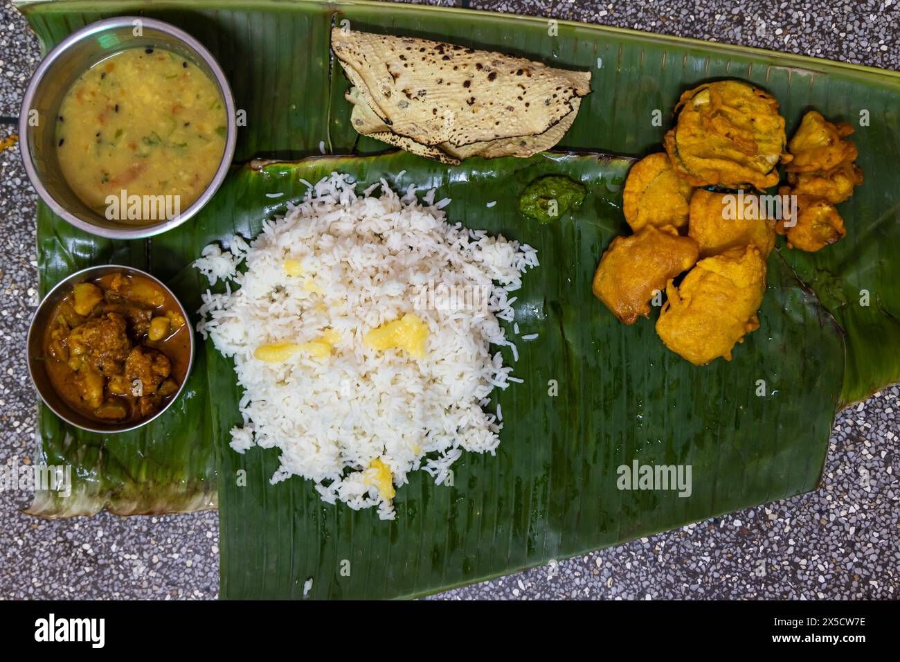 indische traditionelle Markteinführung, serviert am Bananenblatt zu Hause aus oberem Winkel Stockfoto
