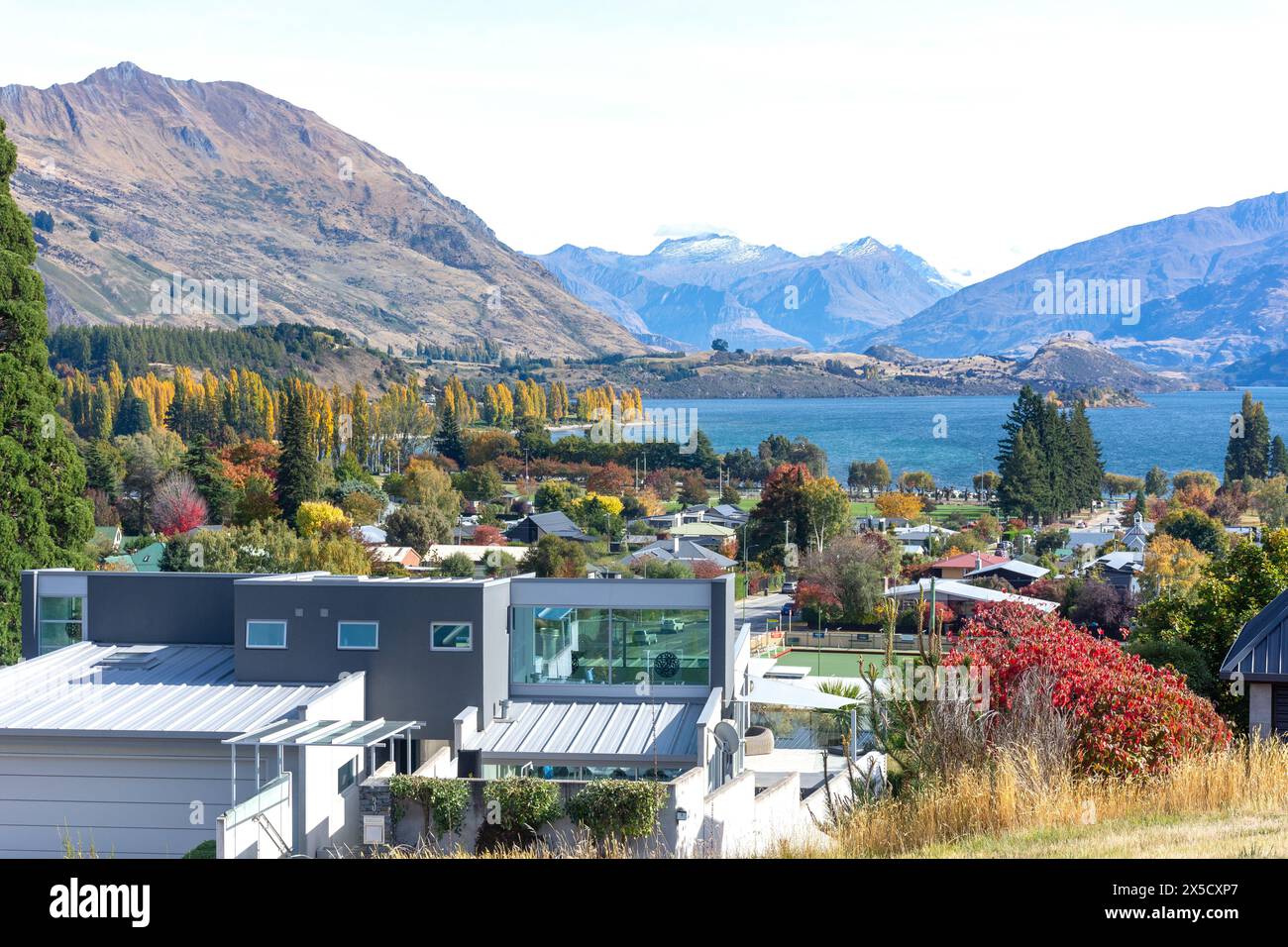 Blick auf die Stadt vom Golfplatz Wanaka, Wānaka, Otago, Südinsel, Neuseeland Stockfoto