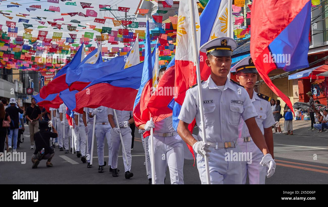 Eine Gruppe von Kadetten mit der Nationalflagge der Philippinen eröffnet das jährliche Festival Stockfoto