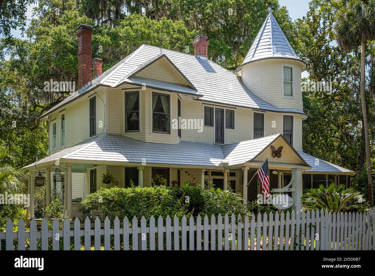 Das Simonton House, um 1910, ist ein Haus im Queen Anne Stil mit umlaufender Veranda in der Innenstadt von Micanopy, Florida. (USA) Stockfoto