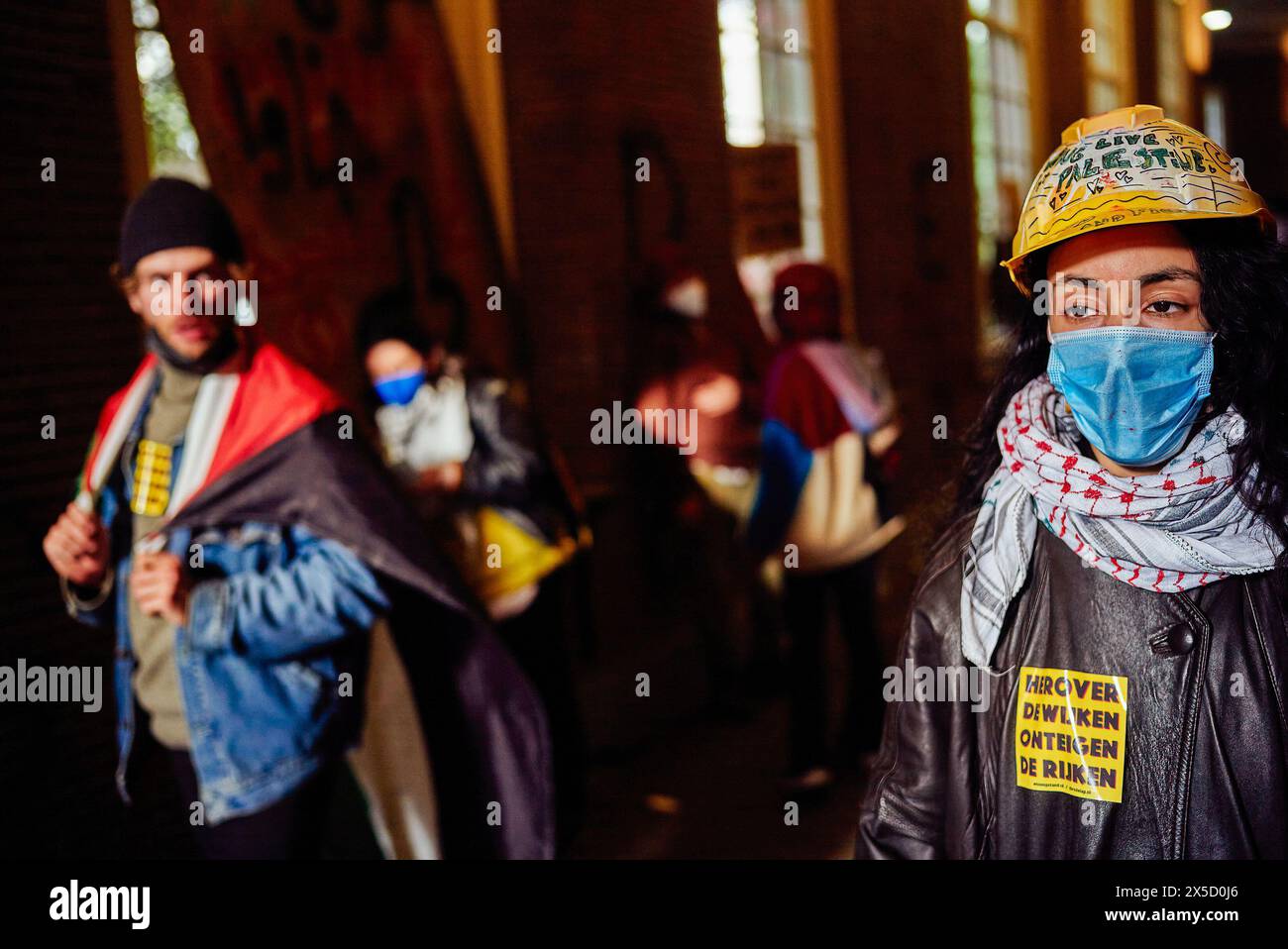 Amsterdam, Niederlande. Mai 2024. Aktivisten warten im Oudemanhuispoort-Gebäude. Die dürfen das Gebäude nicht verlassen. Pro-palästinensische Demonstranten besetzten die Universität Amsterdam am Mittwoch, den 9. Mai. Einige Demonstranten sind noch im Haus. Quelle: SOPA Images Limited/Alamy Live News Stockfoto