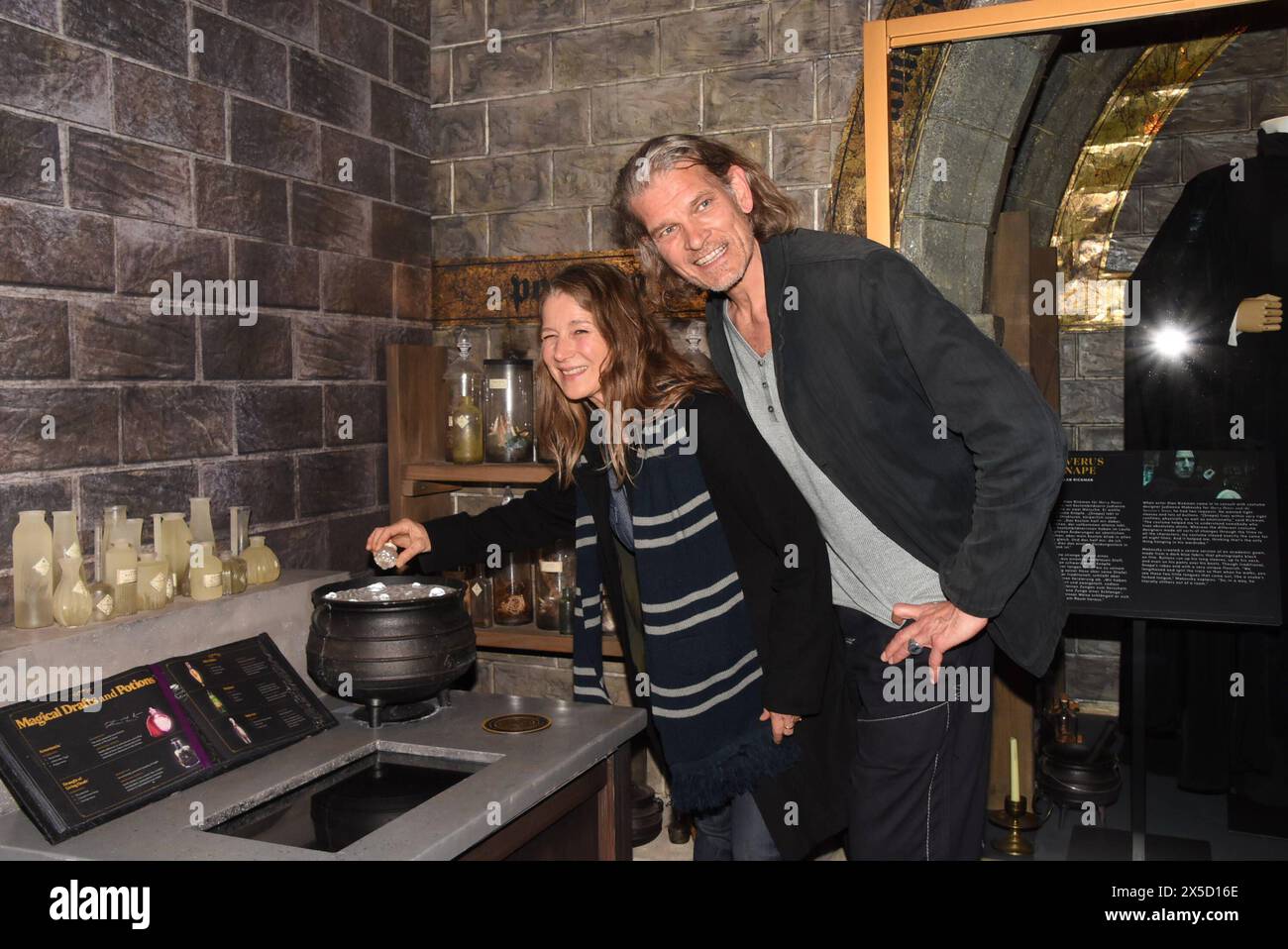 Sabine Goetz Otto Schauspieler München 08.05.2024 Olympiapark kleine Olympiahalle -Harry Potter VIP Ausstellung-Eroeffnung München *** Sabine Goetz Otto Schauspieler München 08 05 2024 Olympiapark kleine Olympiahalle Harry Potter VIP Ausstellung Eröffnung München Stockfoto