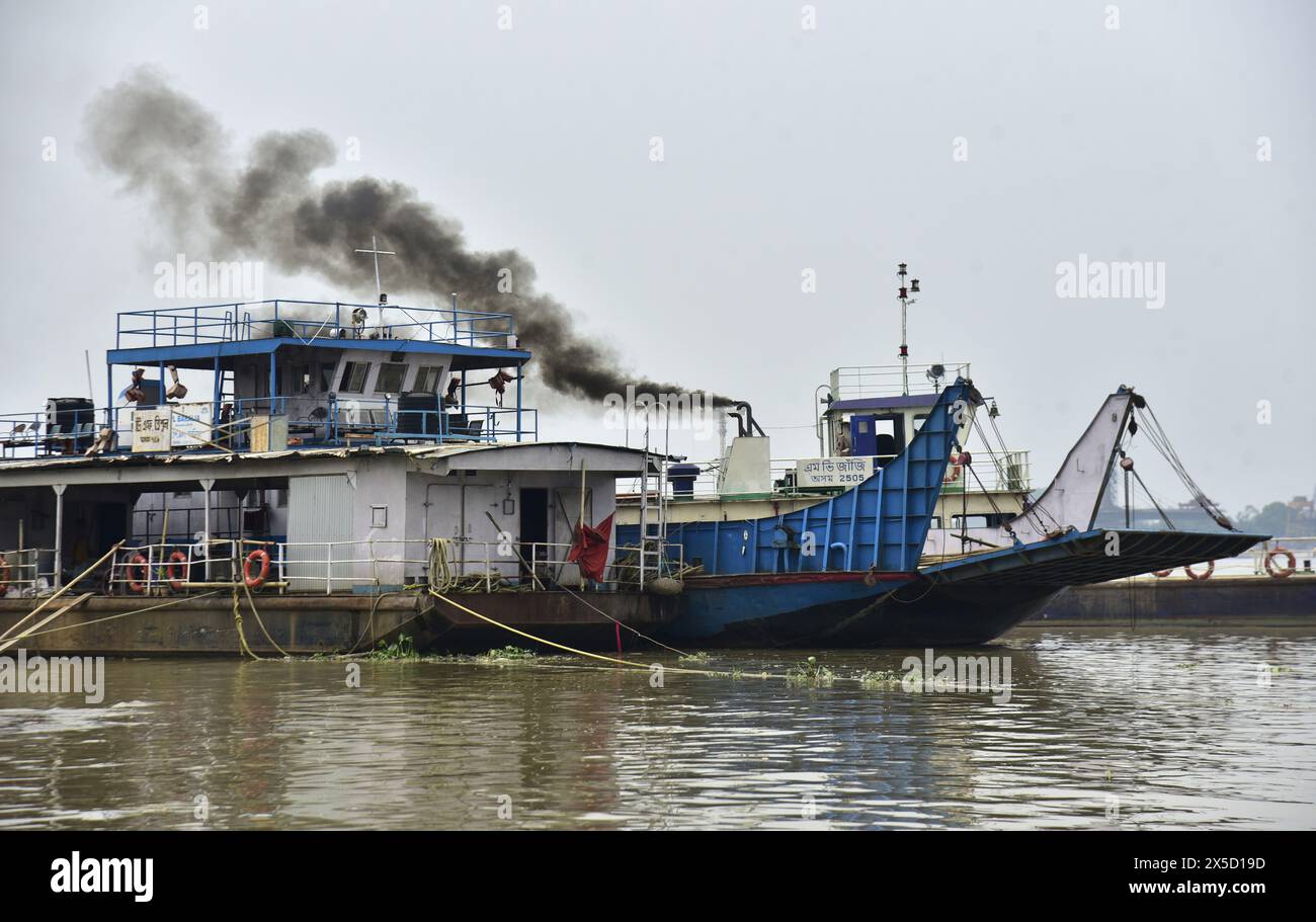 Guwahati, Guwahati, Indien. Mai 2024. Ein Schiff startete seine Maschine, nachdem es im Sand des Flusses Brahmaputra feststeckte, nachdem der Wasserstand des Flusses in Guwahati Indien am Mittwoch, den 8. Mai 2024 abgenommen hatte. Die Fährverbindung von Guwahati nach Nord-Guwahati wurde eingestellt, da der Großteil des Schiffes feststeckte der Sand des Flusses Brahmaputra (Credit Image: © Dasarath Deka/ZUMA Press Wire) NUR REDAKTIONELLE VERWENDUNG! Nicht für kommerzielle ZWECKE! Stockfoto