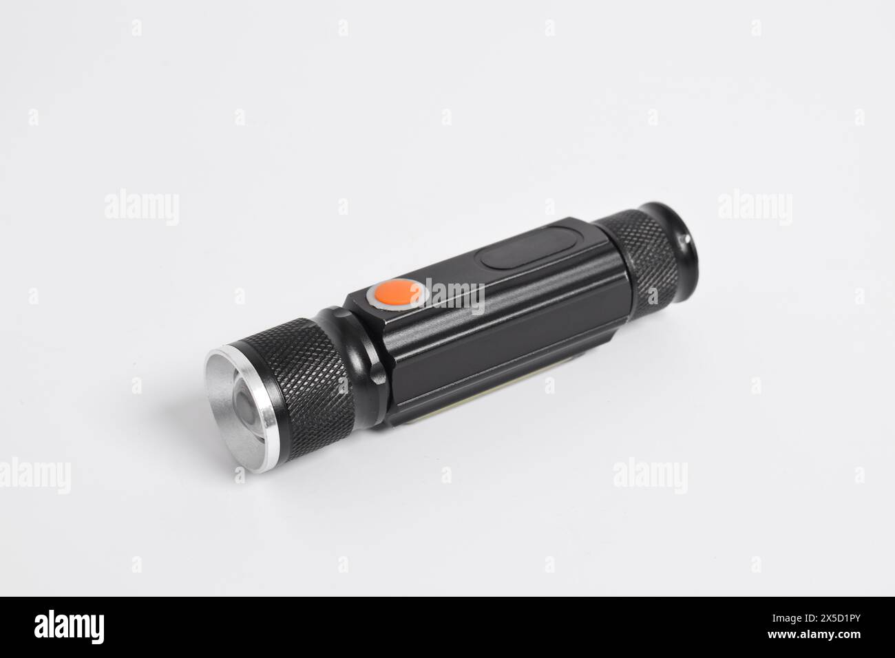 Moderne Metall-LED-Taschenlampe in schwarzer Farbe isoliert auf weißem Hintergrund. Tragbare Taschenlampe, LED-Campinglampe Stockfoto