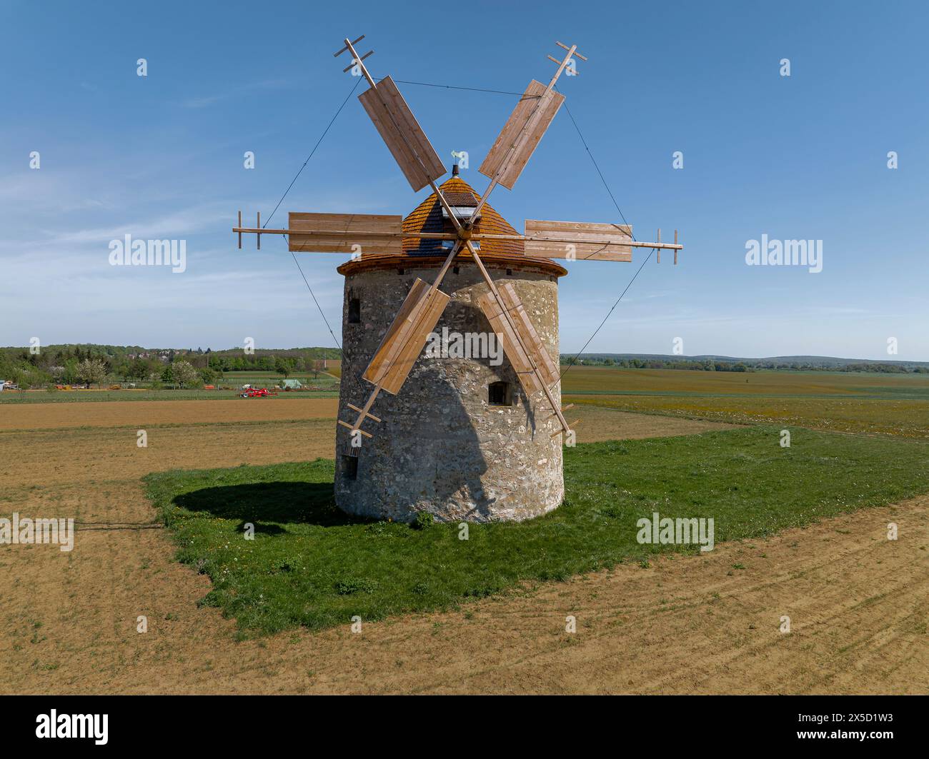 Windmühlen von TEs Dorf ungarischer Name ist Tesi szelmalmok. Die alten Windmühlen sind frei zu sehende Denkmäler im Komitat Veszprem. In der Nähe von Bakony Mountain Stockfoto