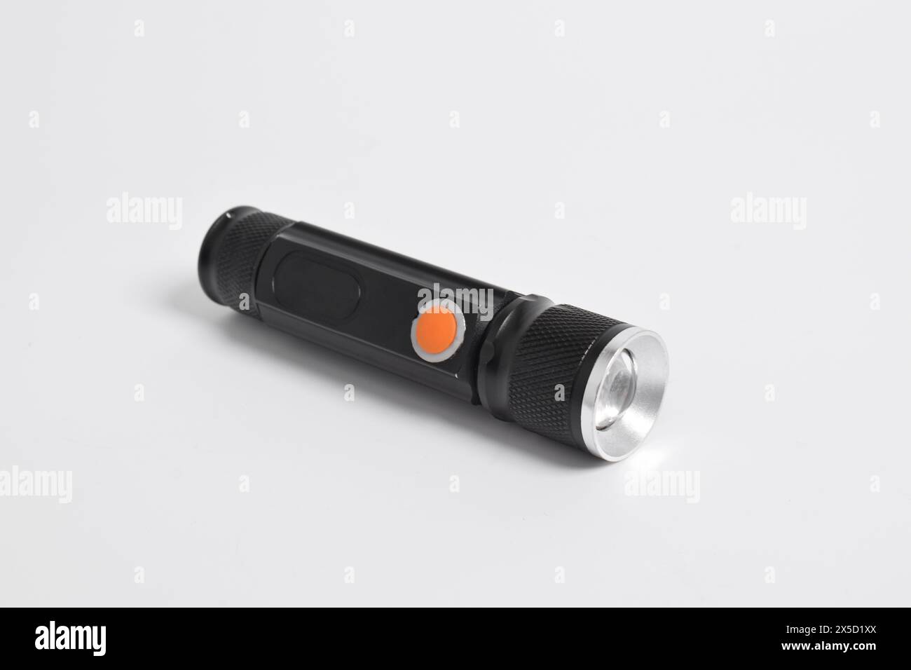 Moderne Metall-LED-Taschenlampe in schwarzer Farbe isoliert auf weißem Hintergrund. Tragbare Taschenlampe, LED-Campinglampe Stockfoto