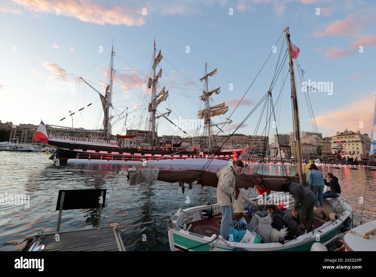 Marseille, Frankreich. Mai 2024. Ankunft des Dreimastschiffs Belem mit der Paris 2024 Olympic Flame an Bord, umgeben von 1024 Booten, bevor es am 8. Mai 2024 nach einer 12-tägigen Überquerung des Mittelmeers vom Hafen Piräus in Griechenland in den Alten Hafen von Marseille in Südfrankreich einläuft. Foto von Patrick Aventurier/ABACAPRESS. COM Credit: Abaca Press/Alamy Live News Stockfoto