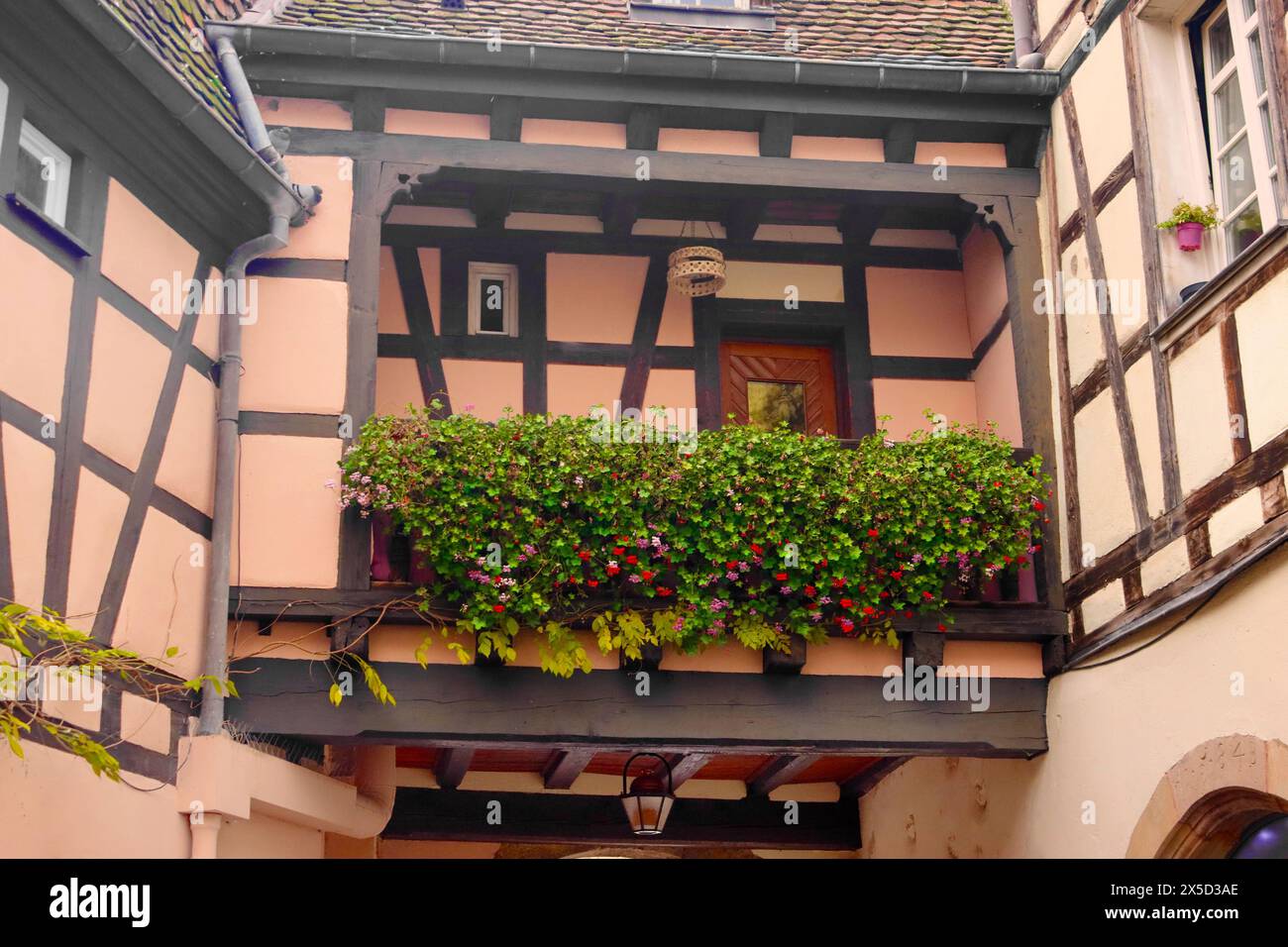 Balkon auf dem Innenhof in Colmar, Frankreich Stockfoto