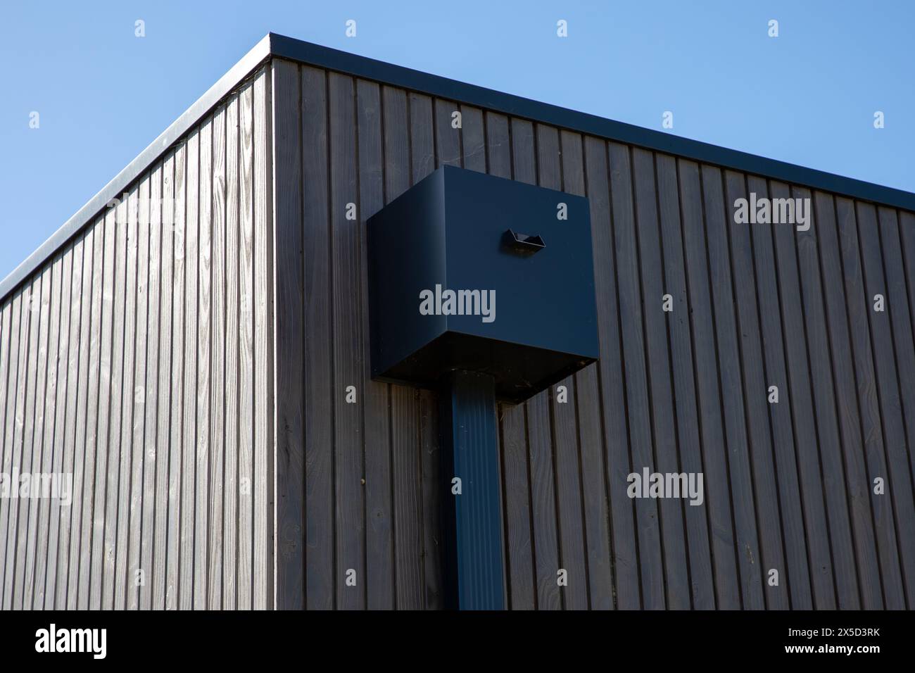 Graue Dachrinnen aus Aluminium und Soffit am Haus mit grauer Fassade Stockfoto