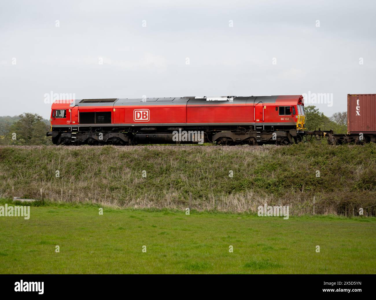 Diesellokomotive DB-Baureihe 66 Nr. 66154 mit freightliner-Zug, Warwickshire, Großbritannien Stockfoto