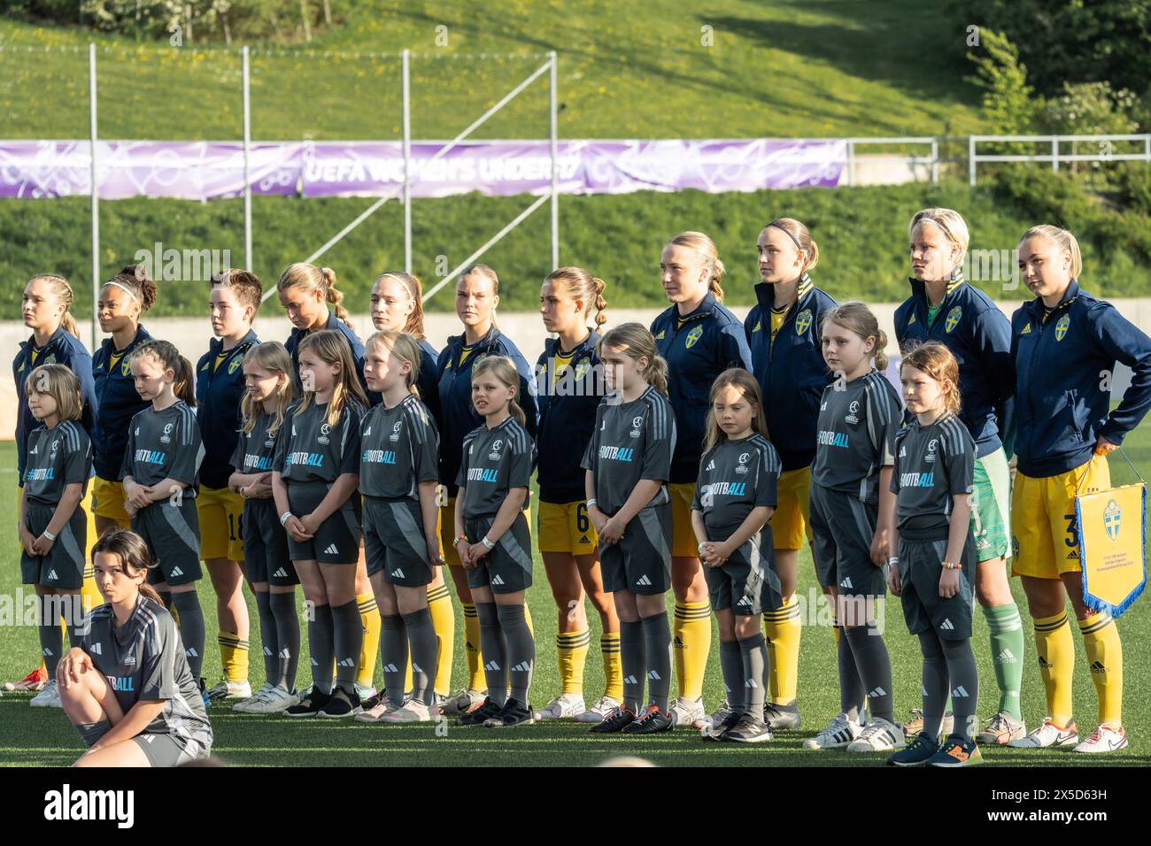 Lund, Schweden. Mai 2024. Die schwedischen Spieler stehen für das UEFA-U17-EUROPAMEISTERSCHAFTSSPIEL der Frauen zwischen Schweden und England bei Klostergaardens Idrottsplats in Lund an. (Foto: Gonzales Photo/Alamy Live News Stockfoto