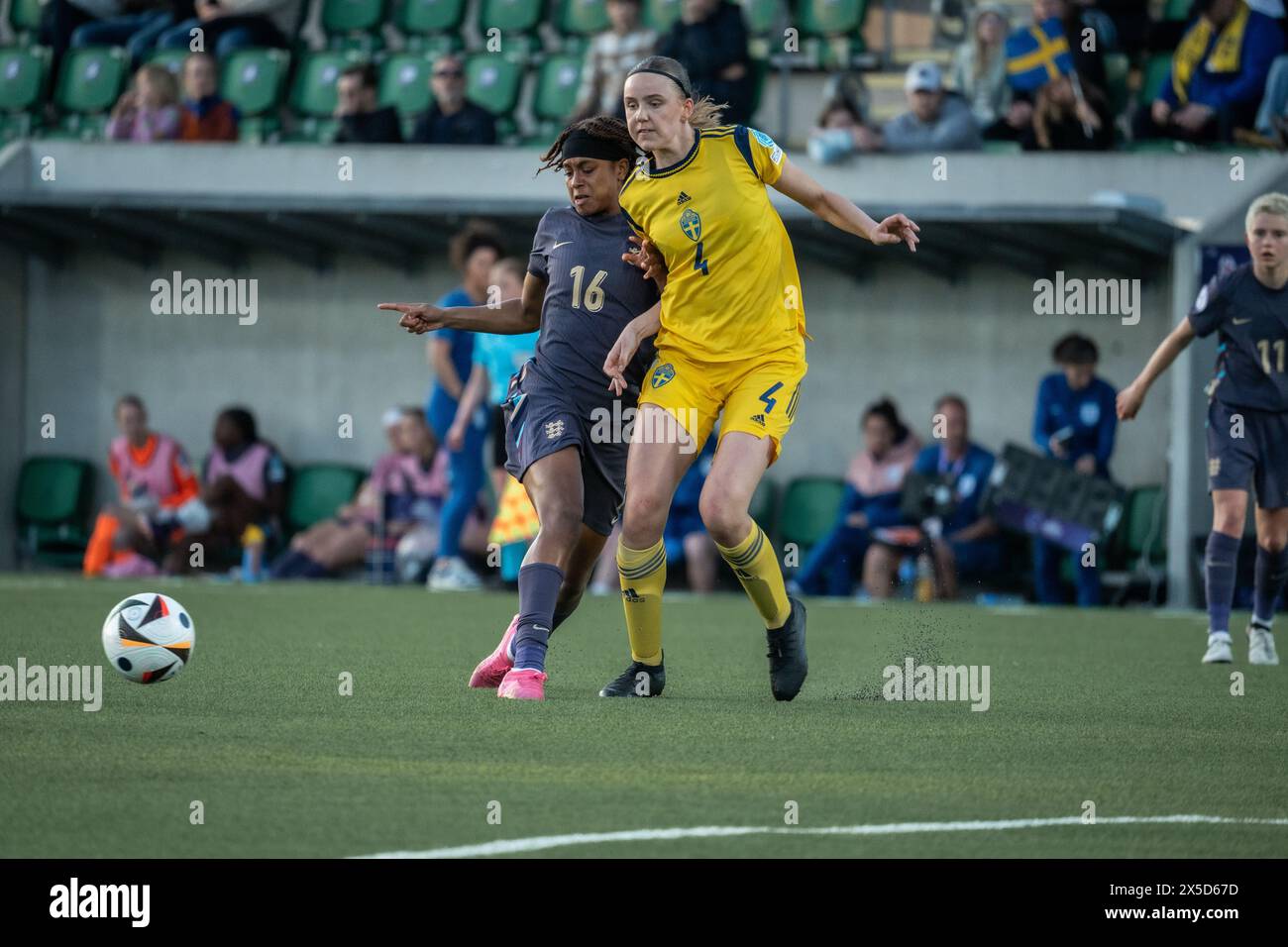 Lund, Schweden. Mai 2024. Olivia Hibbert-Johnson (16) aus England und Fabienne Bartholdson (4) aus Schweden beim U17-EUROPAMEISTERSCHAFTSSPIEL der Frauen zwischen Schweden und England bei Klostergaardens Idrottsplats in Lund. (Foto: Gonzales Photo/Alamy Live News Stockfoto